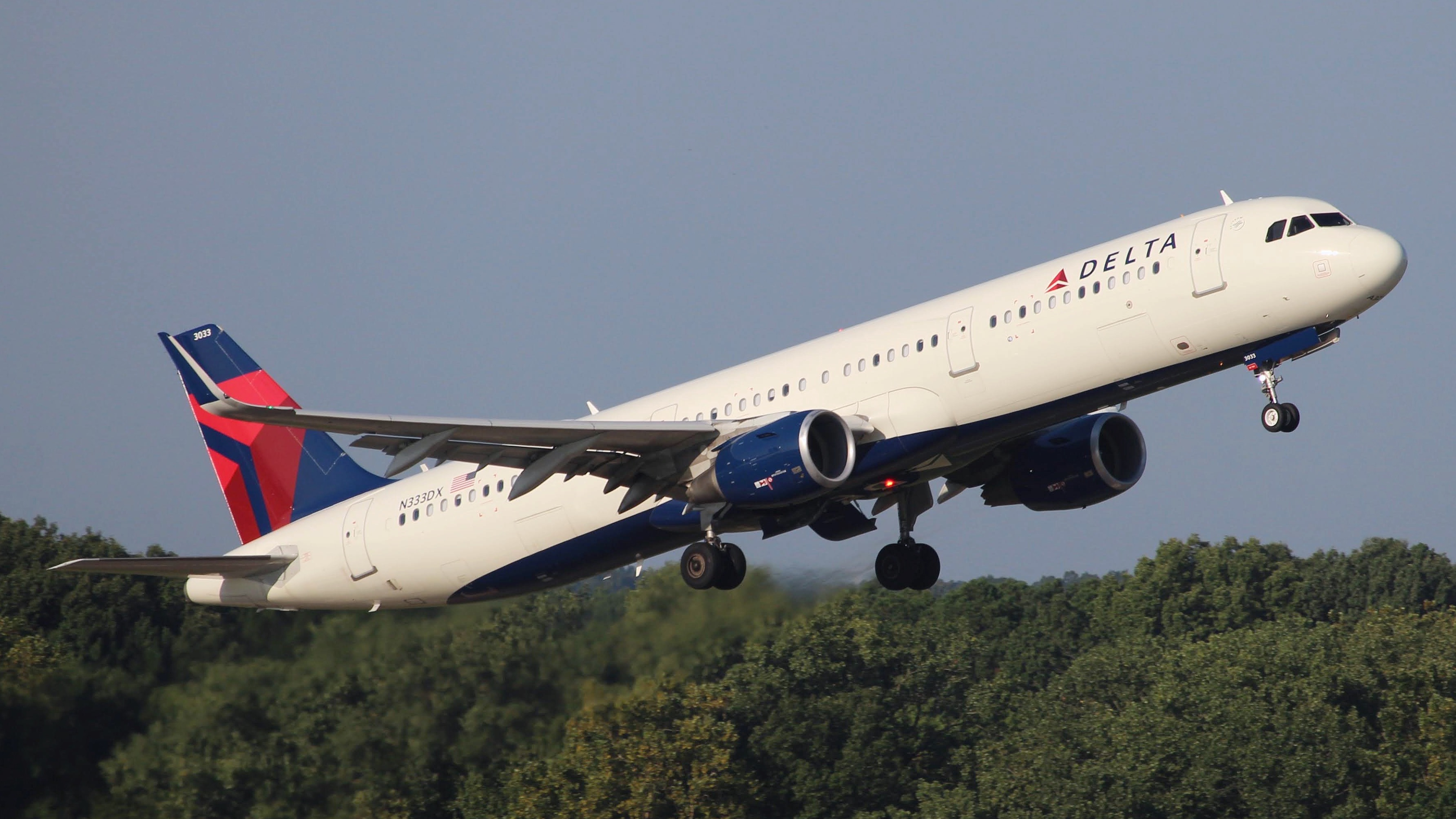 Full size: Delta Airlines Airbus A321-200 N333DX at Memphis International Airport