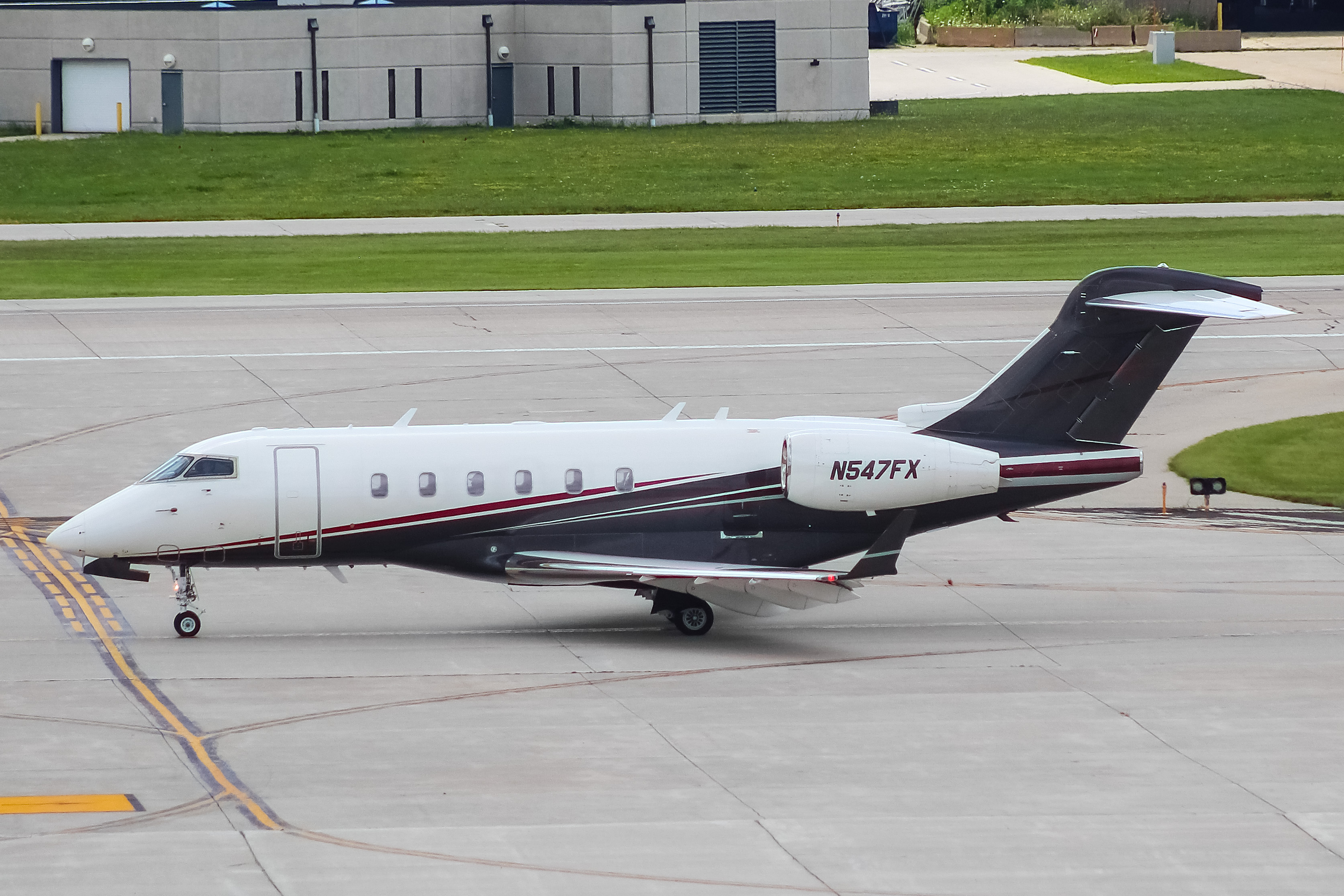 Full size: Flexjet Bombardier Challenger 300 N547FX at General Mitchell International Airport