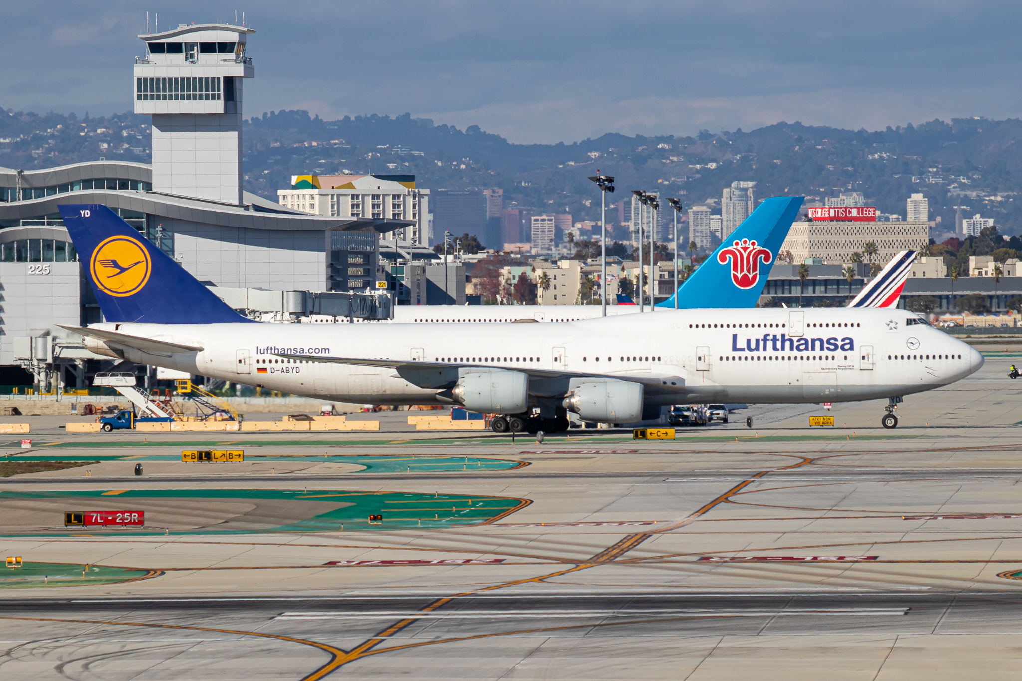 Full size: Lufthansa Boeing 747-8i D-ABYD at Los Angeles International Airport