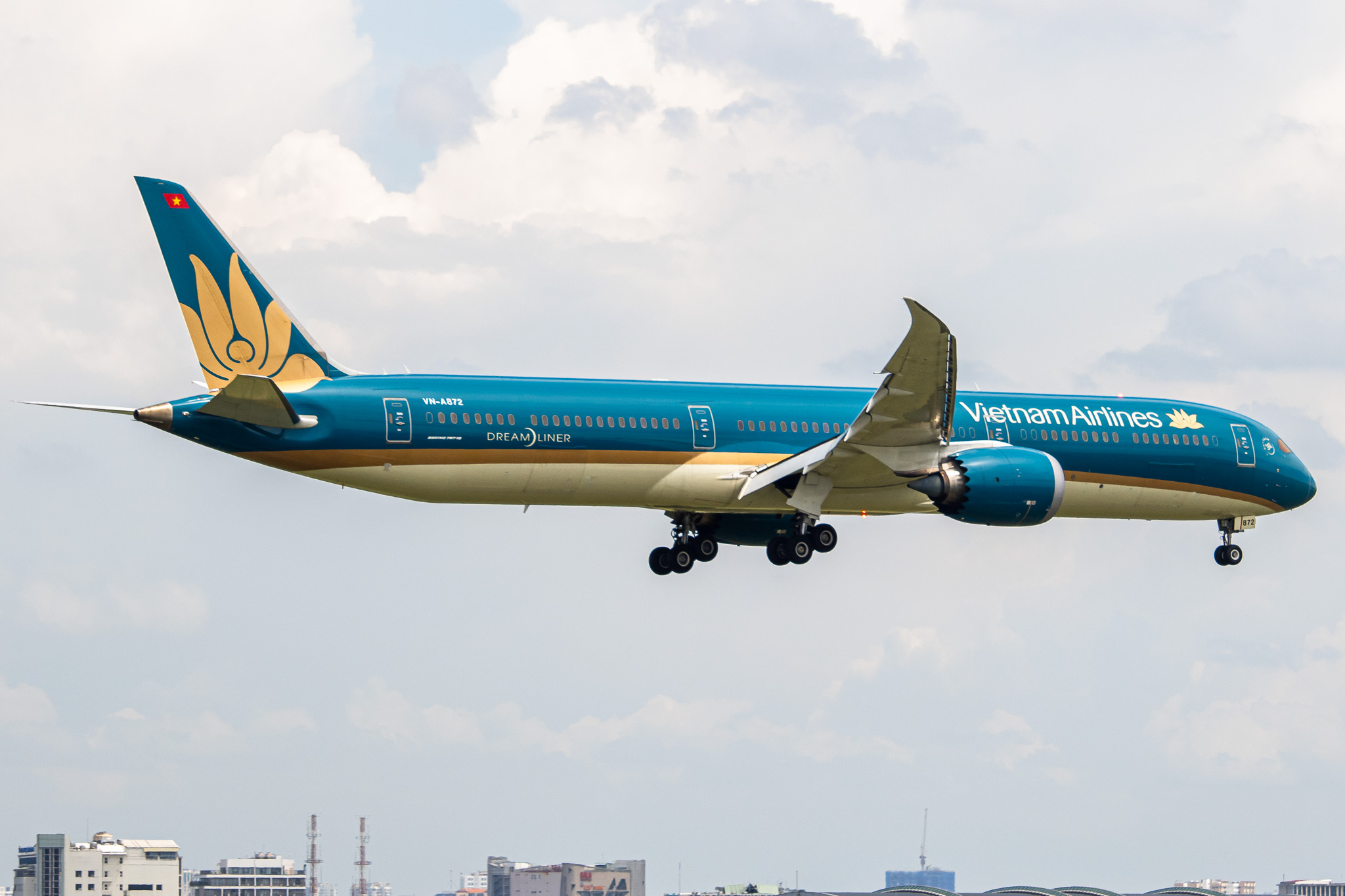 Full size: Vietnam Airlines Boeing 787-10 VN-A872 at Tan Son Nhat International Airport