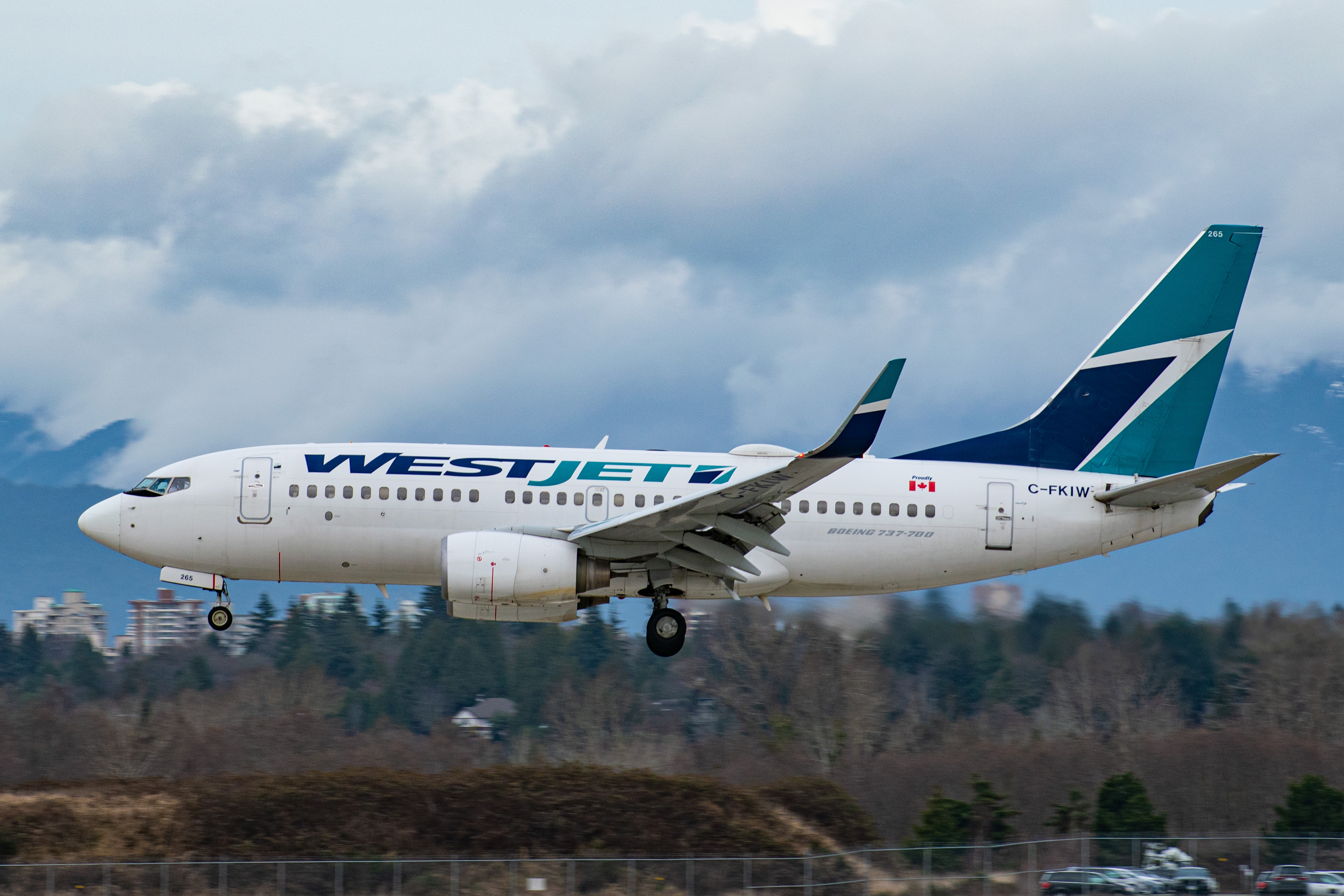 Full size: WestJet Boeing 737-700 C-FKIW at Vancouver International Airport