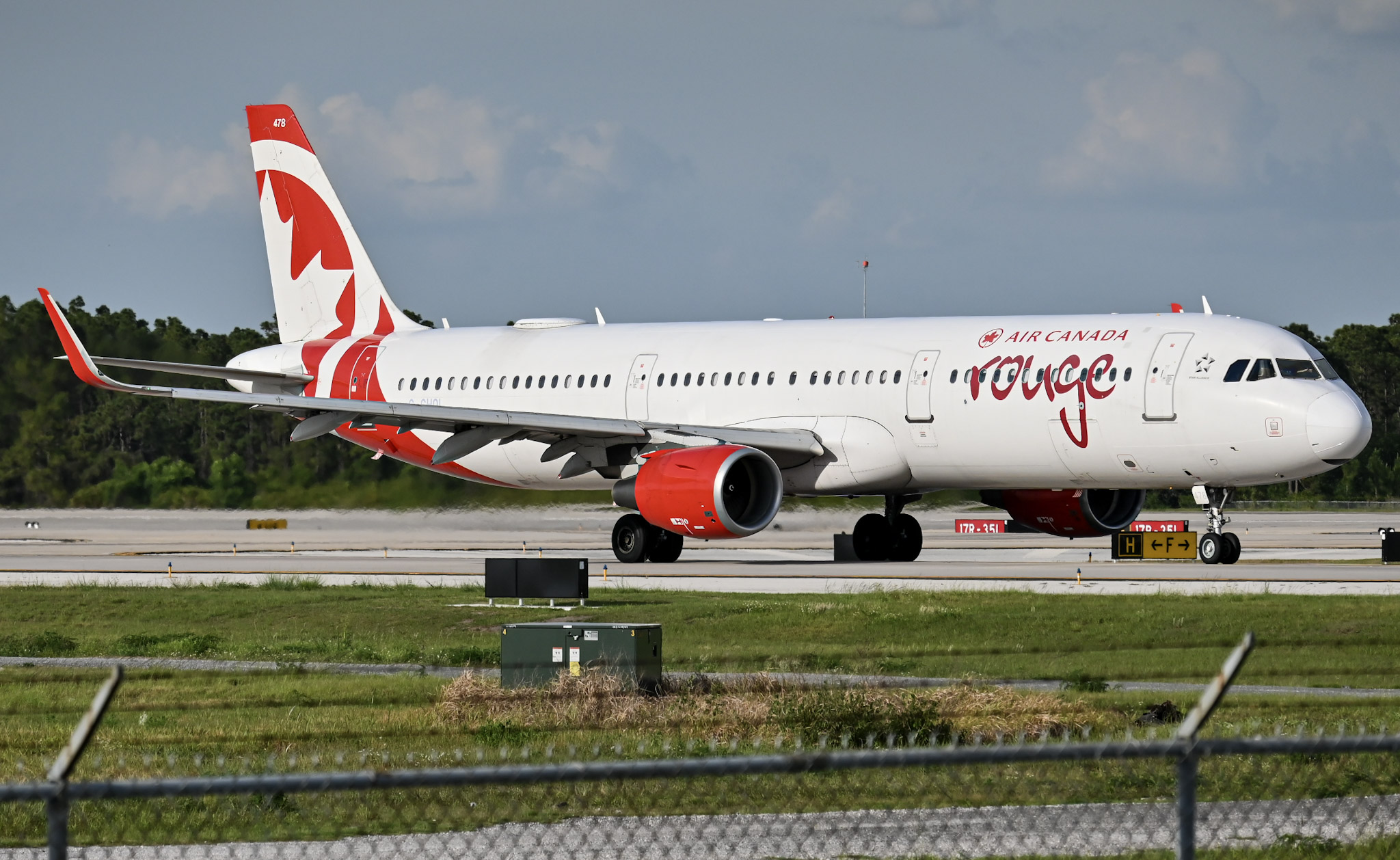 Full size: Air Canada Rouge Airbus A321-200 C-GHQI at Orlando International Airport
