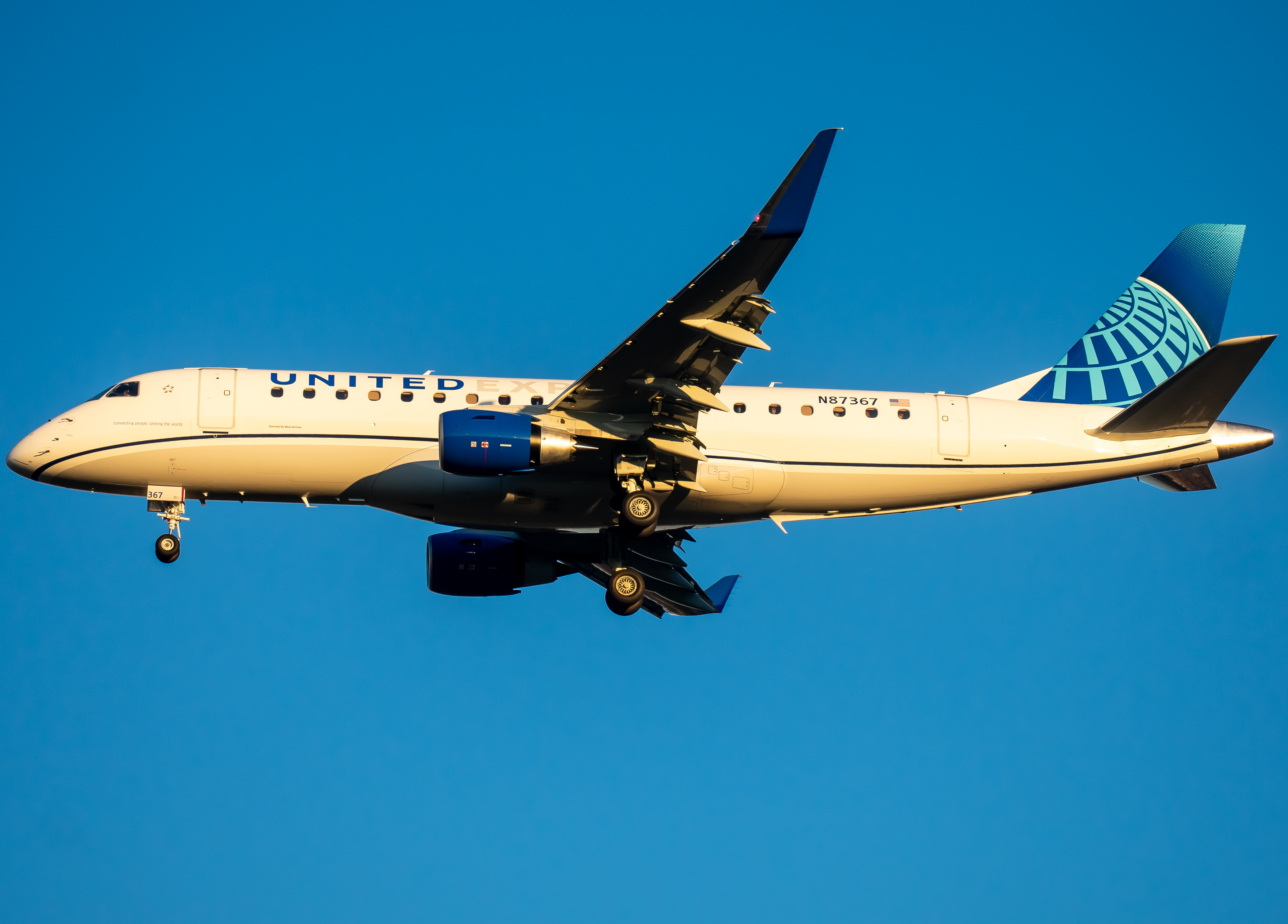Full size: United Express Embraer E175 N87367 at Washington Dulles International Airport