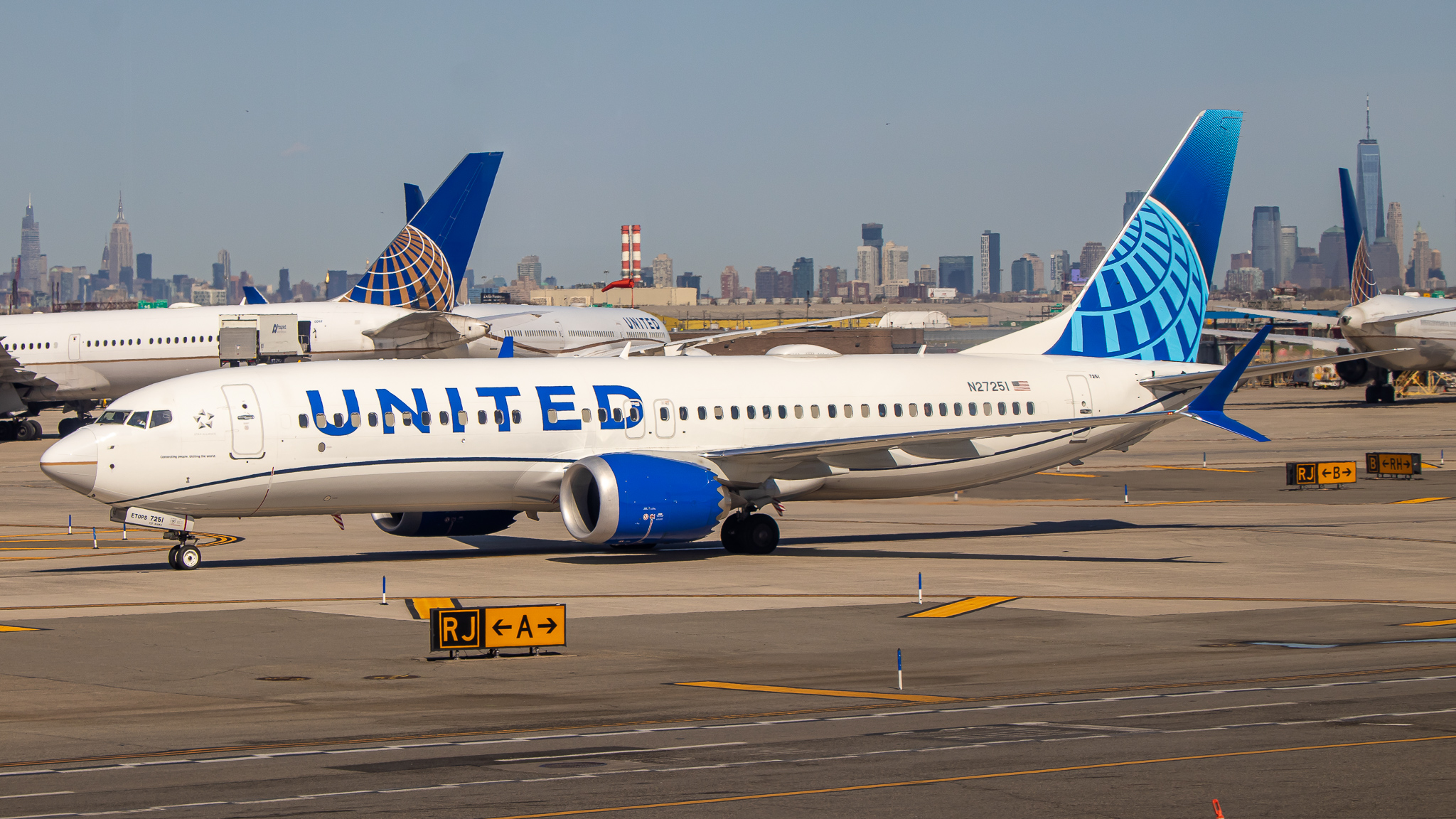 Full size: United Airlines Boeing 737 MAX 8 N27251 at Newark Liberty International Airport