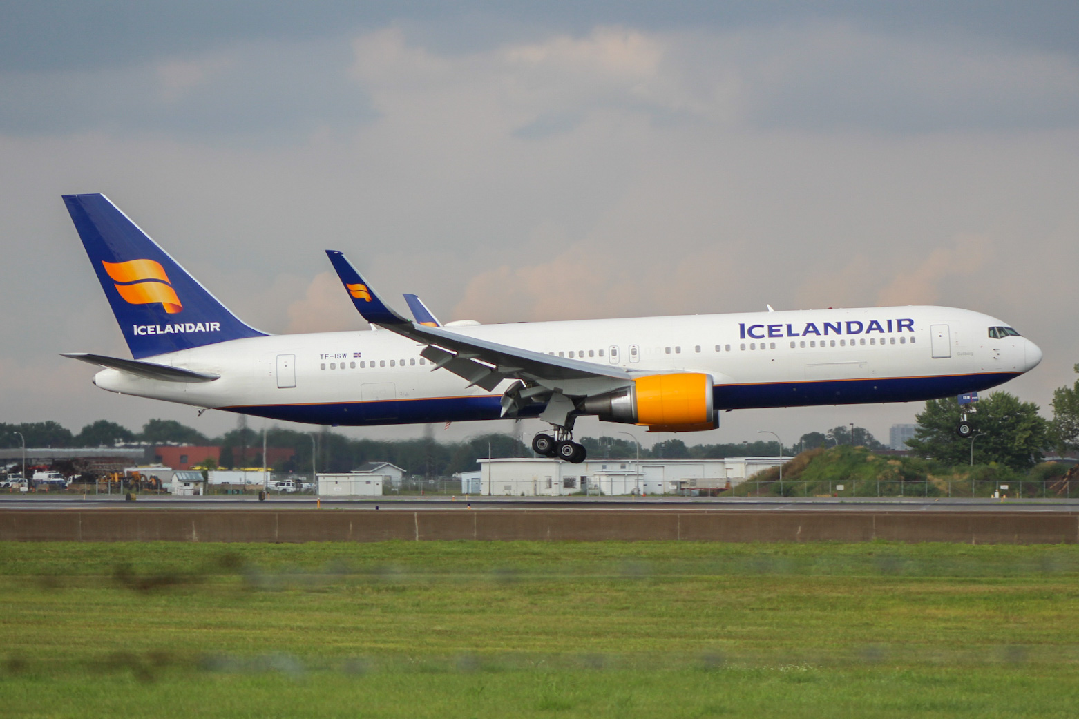 Full size: Icelandair Boeing 767-300ER TF-ISW at Minneapolis-St Paul International/Wold-Chamberlain Airport