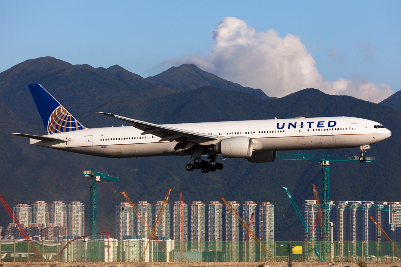 Full size: United Airlines Boeing 777-300ER N2138U at Hong Kong International Airport