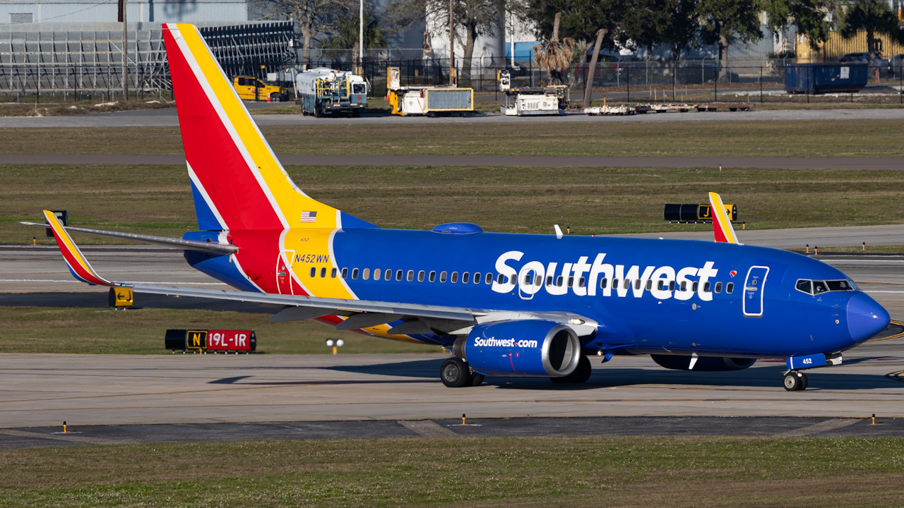 Full size: Southwest Airlines Boeing 737-700 N452WN at Tampa International Airport