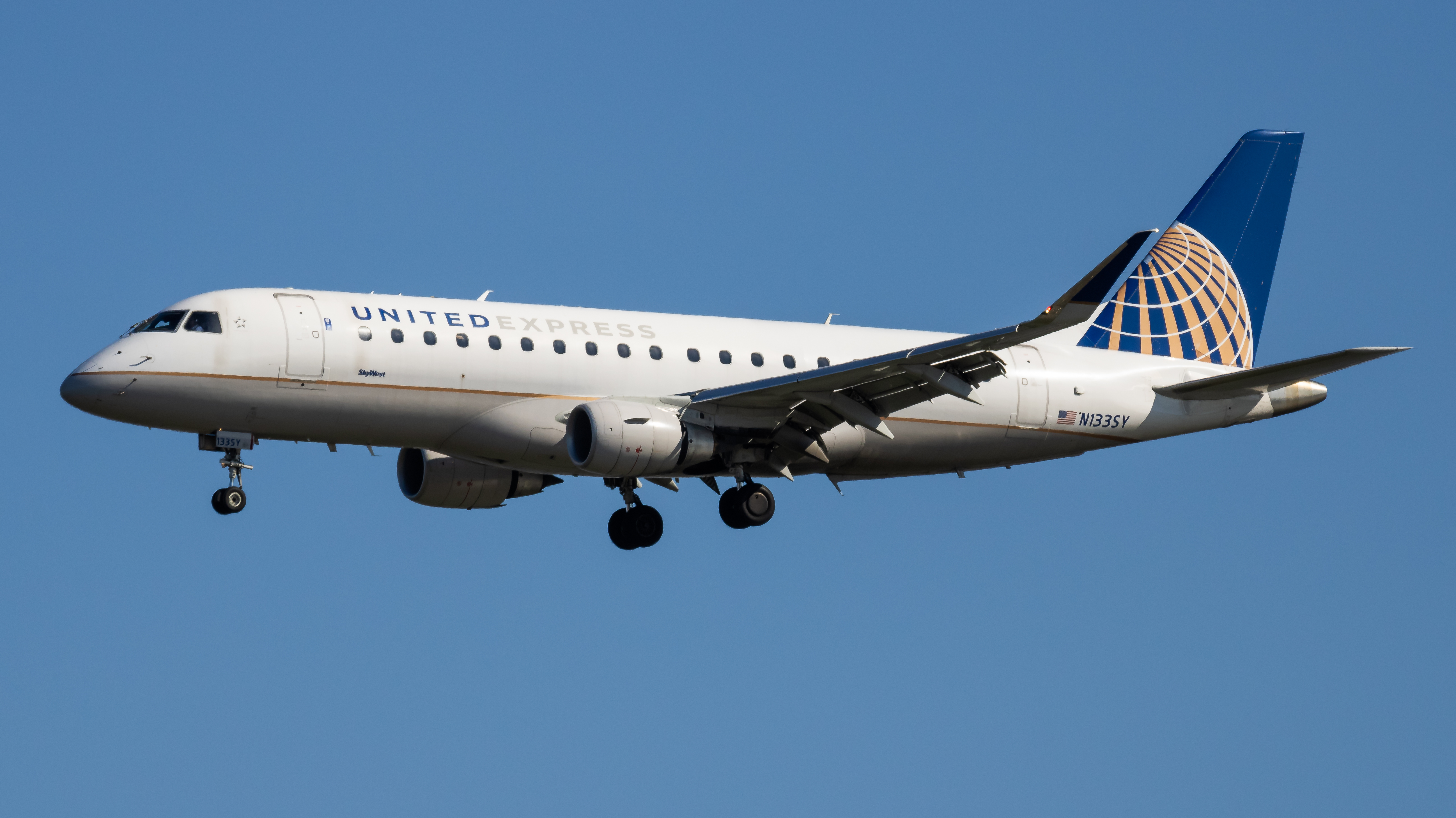 Full size: SkyWest Airlines Embraer E175 N133SY at Ronald Reagan National Airport