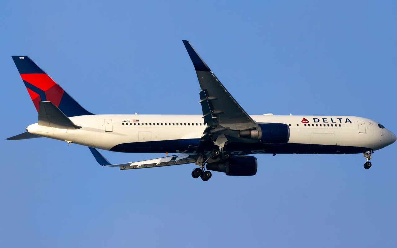 Full size: Delta Airlines Boeing 767-300ER N1603 at Daniel K Inouye International Airport