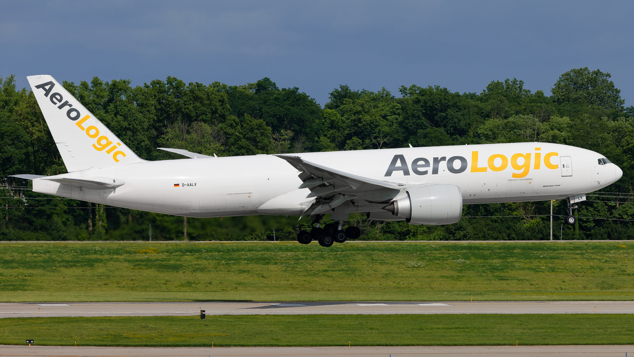 Full size: AeroLogic Boeing 777-F D-AALV at Cincinnati/Northern Kentucky International Airport