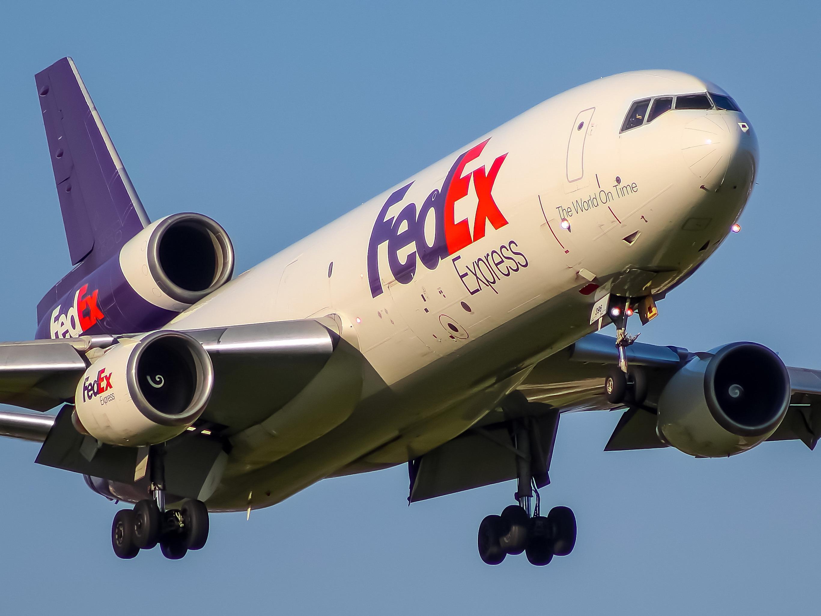 Full size: FedEx Express  McDonnell Douglas DC-10 N396FE at General Mitchell International Airport