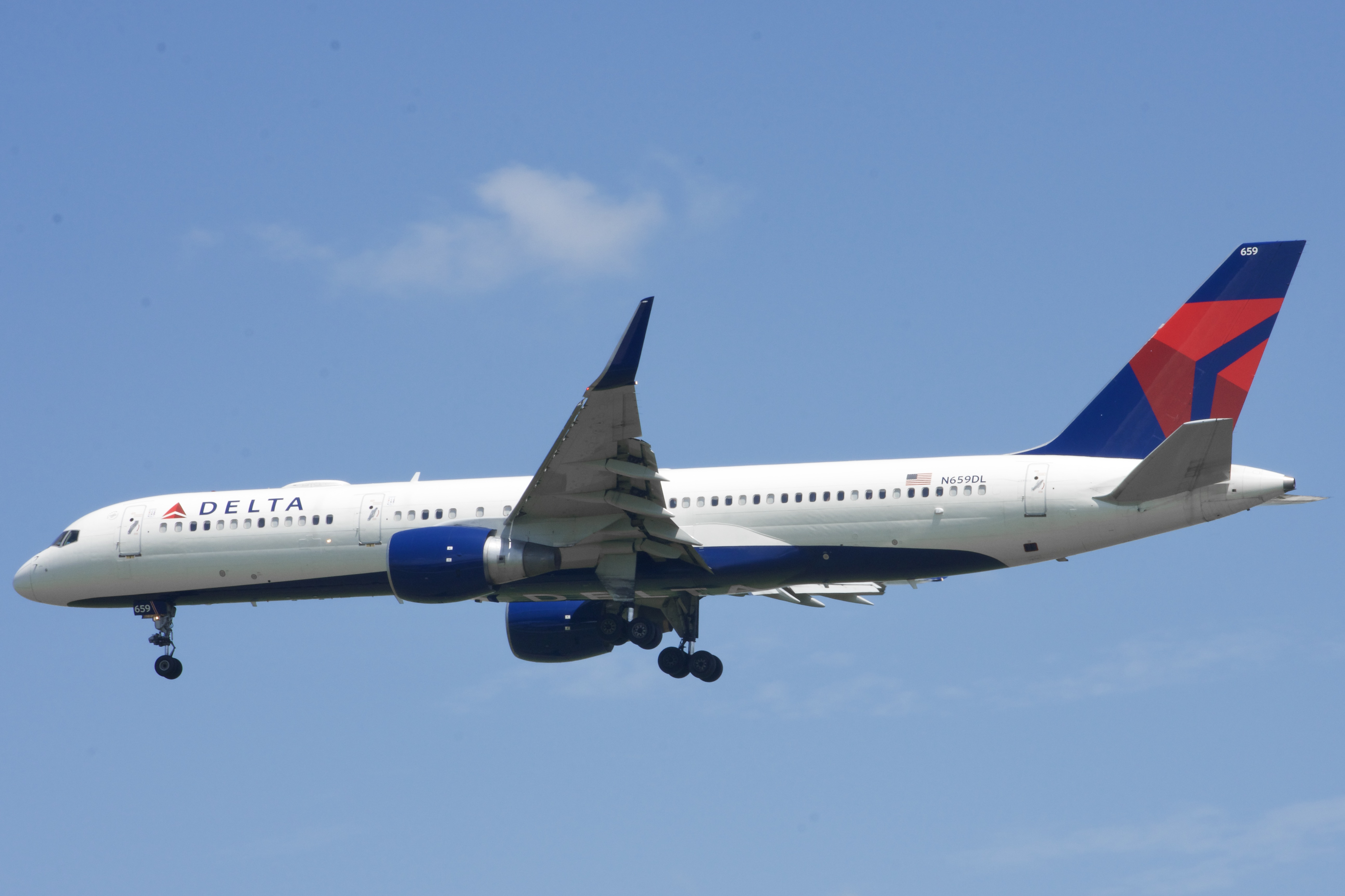 Full size: Delta Airlines Boeing 757-200 N659DL at Orlando International Airport