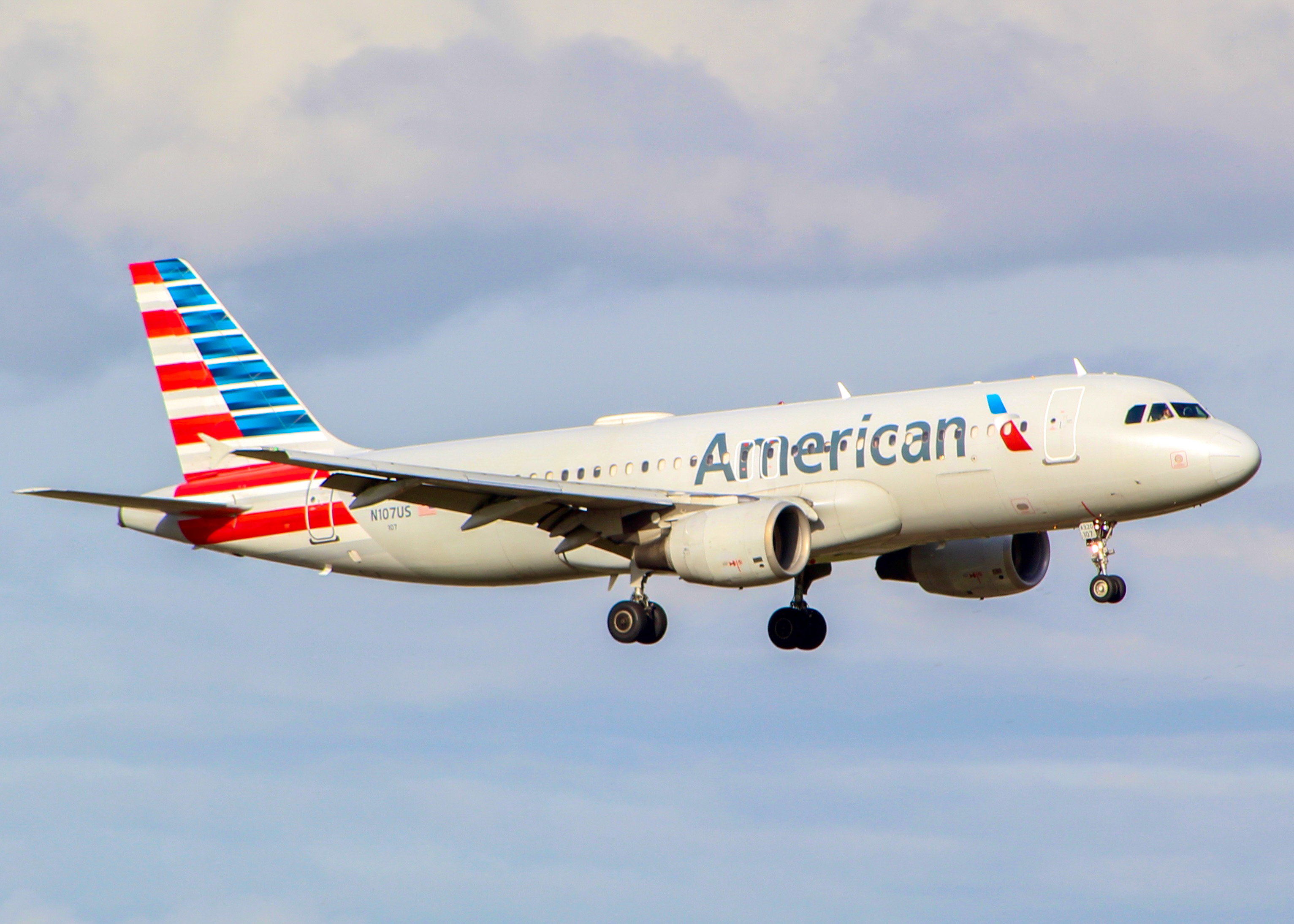 Full size: American Airlines Airubs A320-200 N107US at Orlando International Airport