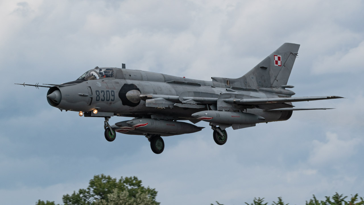 Full size: Polish Air Force Sukhoi SU-22 Fitter 8309 at Fairford Airport