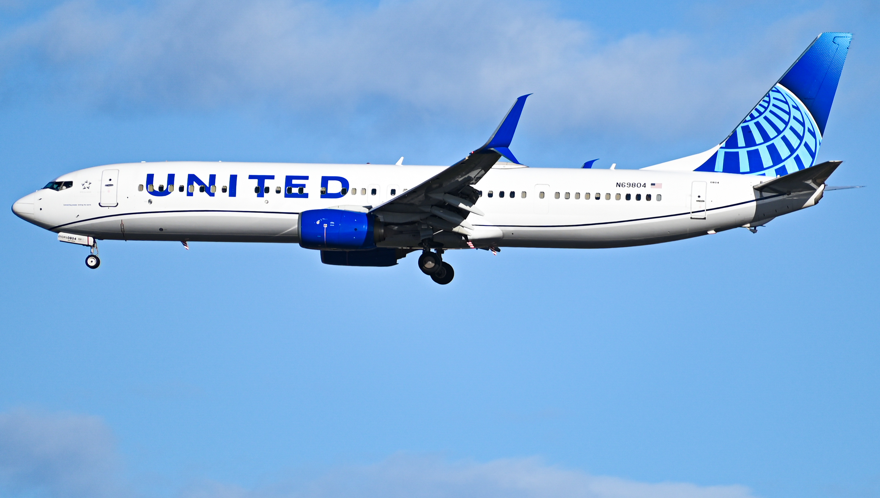 Full size: United Airlines Boeing 737-900ER N69804 at Los Angeles International Airport