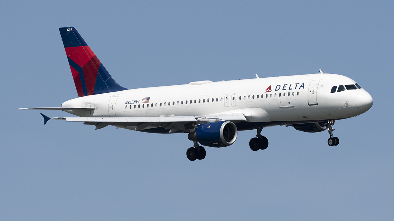 Full size: Delta Airlines Airbus A320 N355NW at Ronald Reagan National Airport