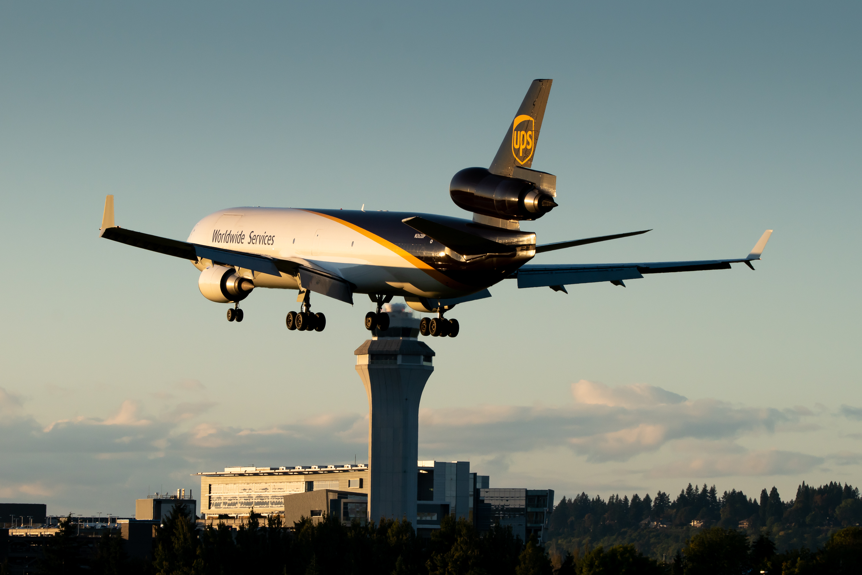 Full size: United Parcel Service McDonnell Douglas MD-11F N262UP at Portland International Airport