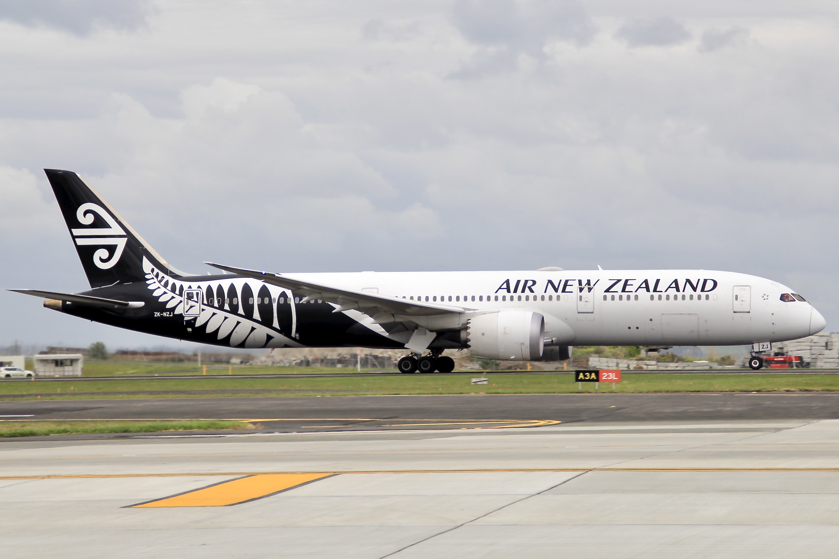 Full size: Air New Zealand Boeing 787-9 ZK-NZJ at Auckland International Airport