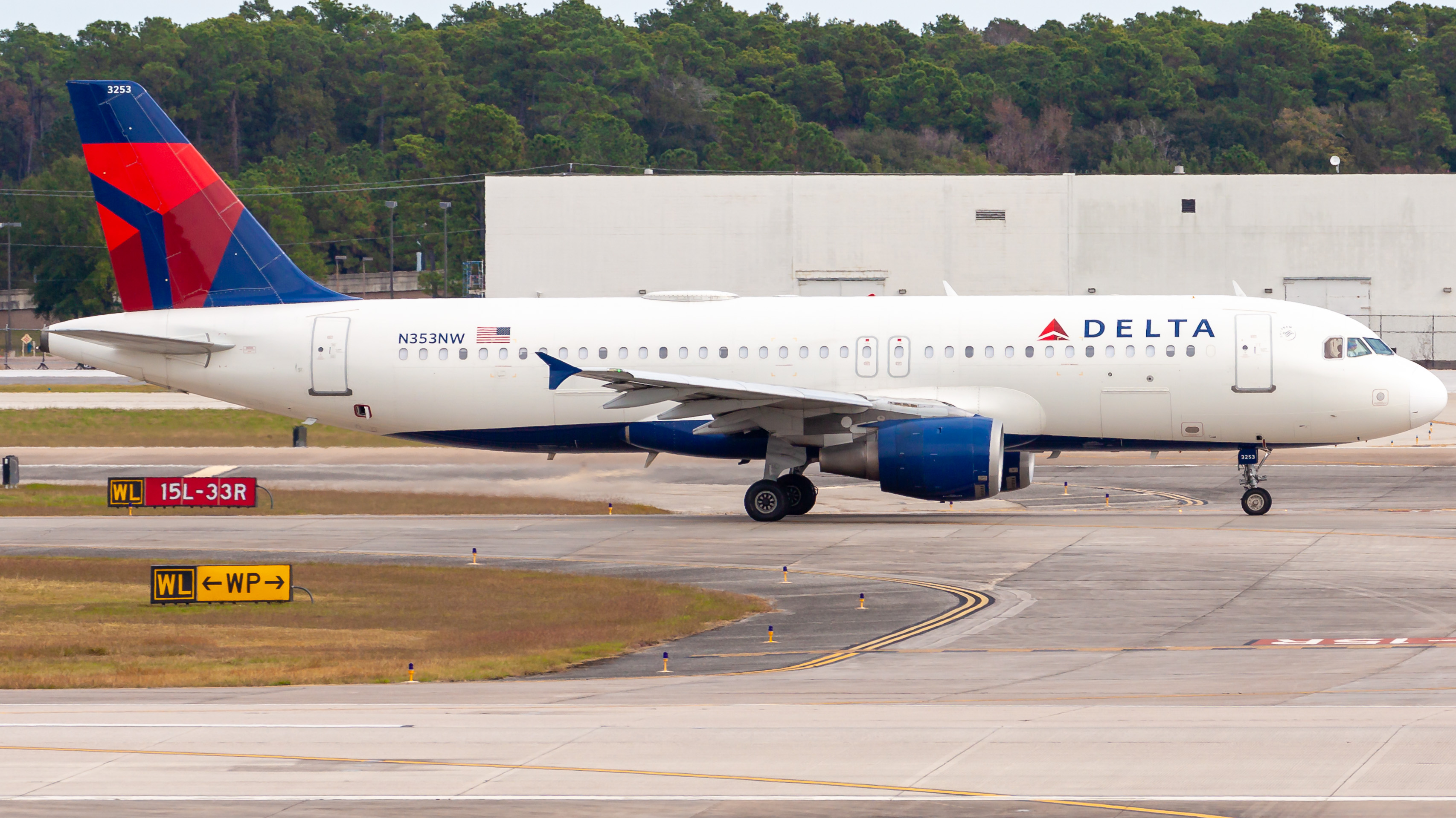 Full size: Delta Airlines Airbus A320 N353NW at Houston-George Bush Intercontinental Airport
