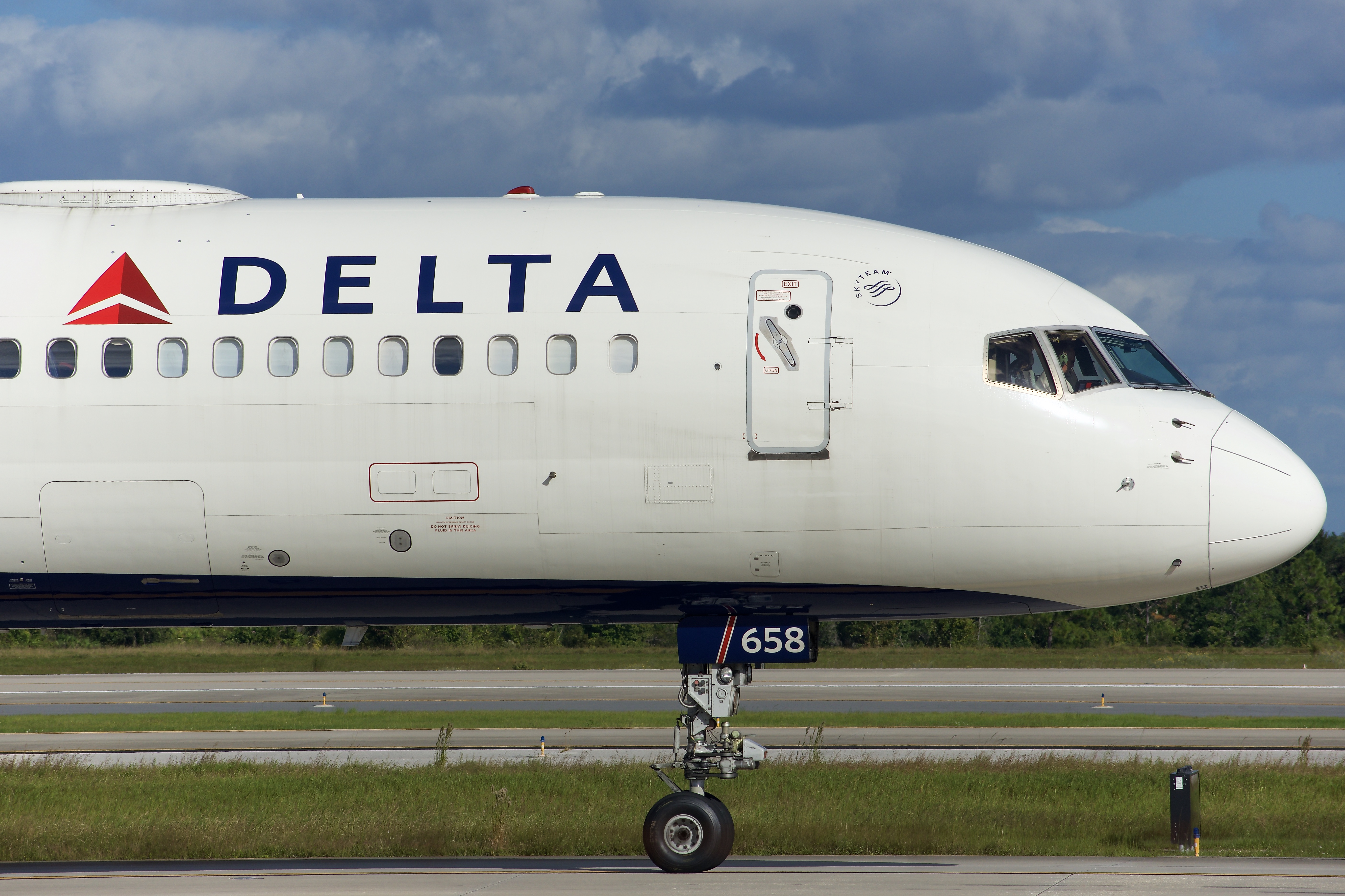 Full size: Delta Airlines Boeing 757-200 N658DL at Orlando International Airport