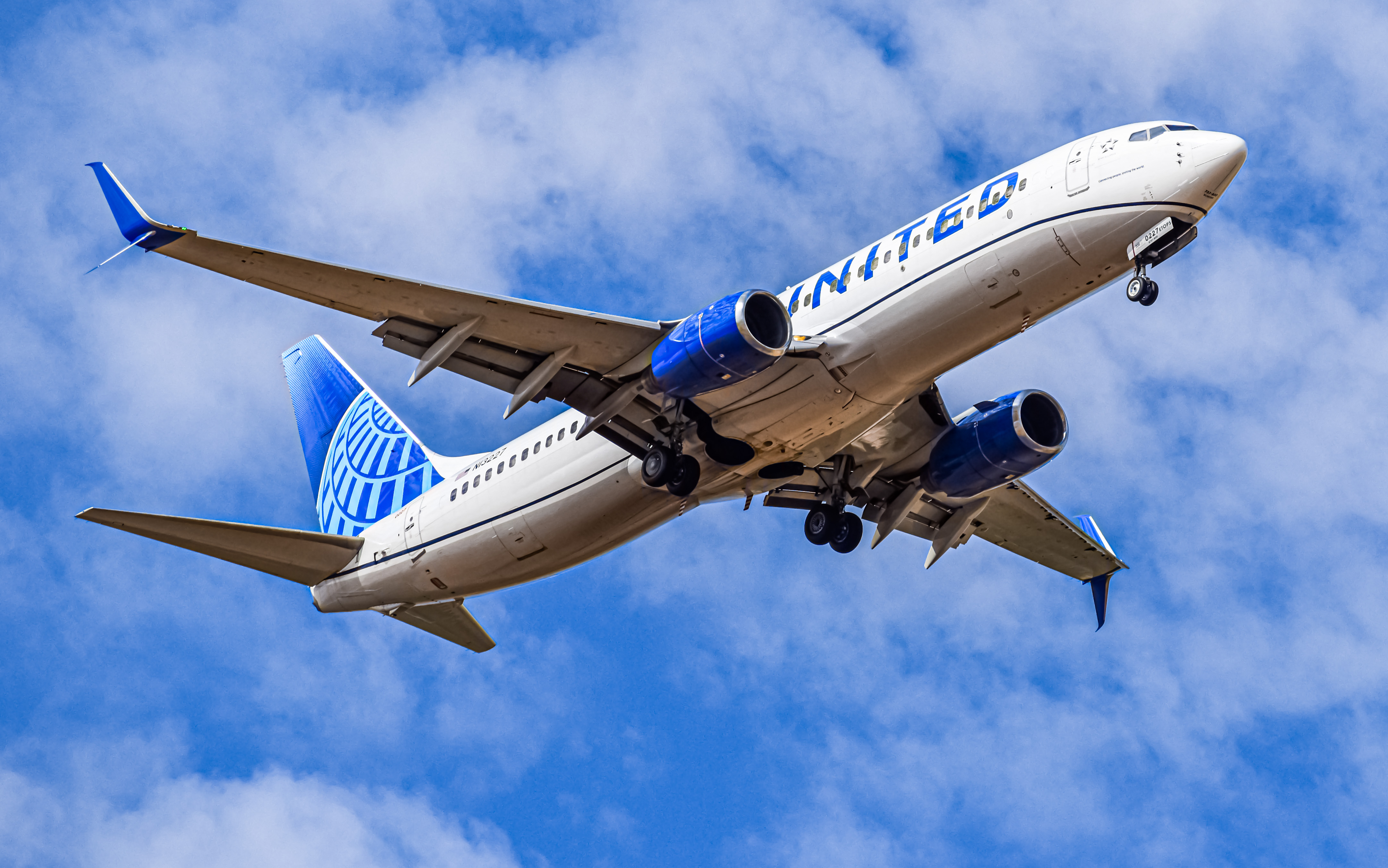 Full size: United Airlines Boeing 737-800 N13227 at Denver International Airport