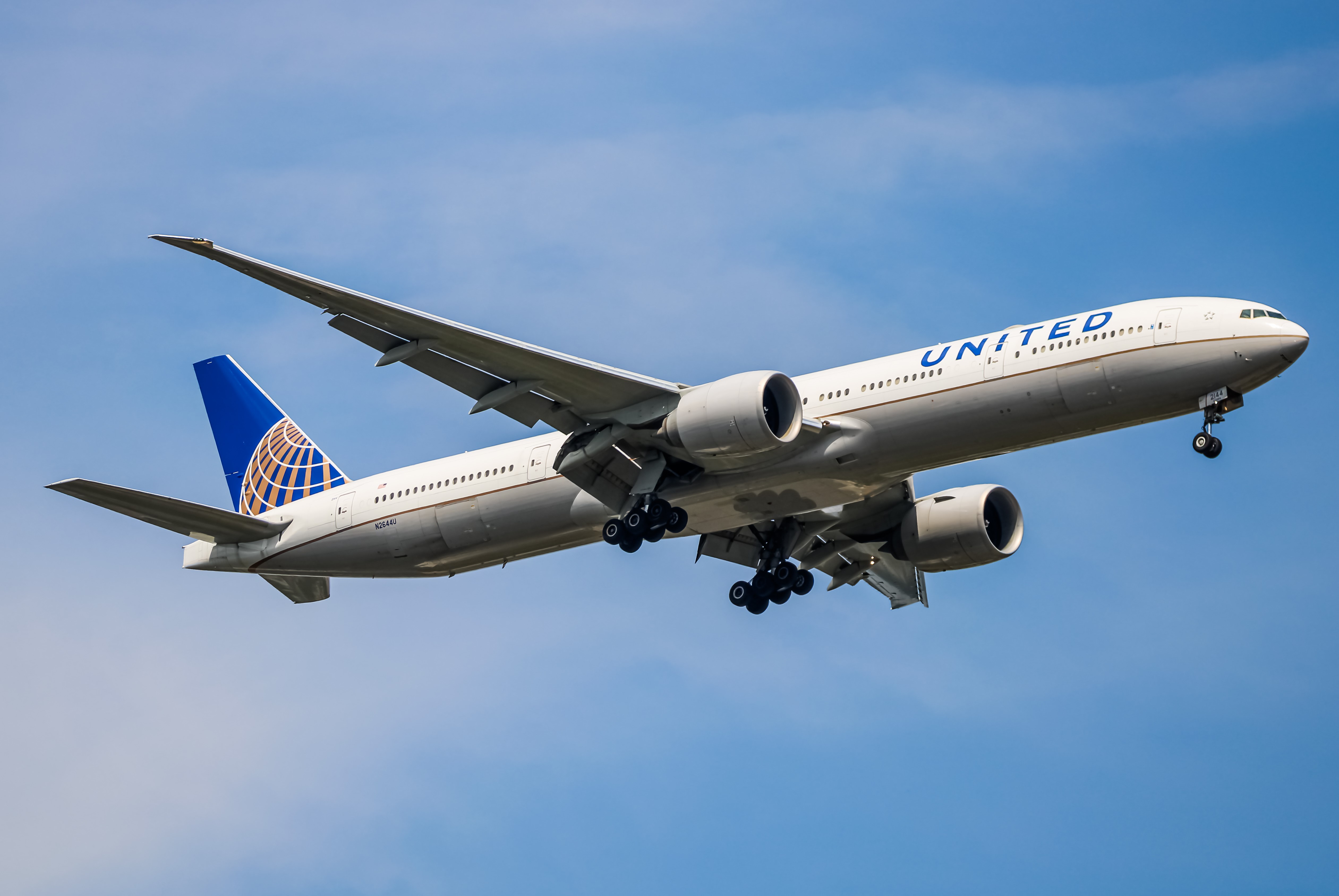 Full size: United Airlines Boeing 777-300ER N2644U at Washington Dulles International Airport