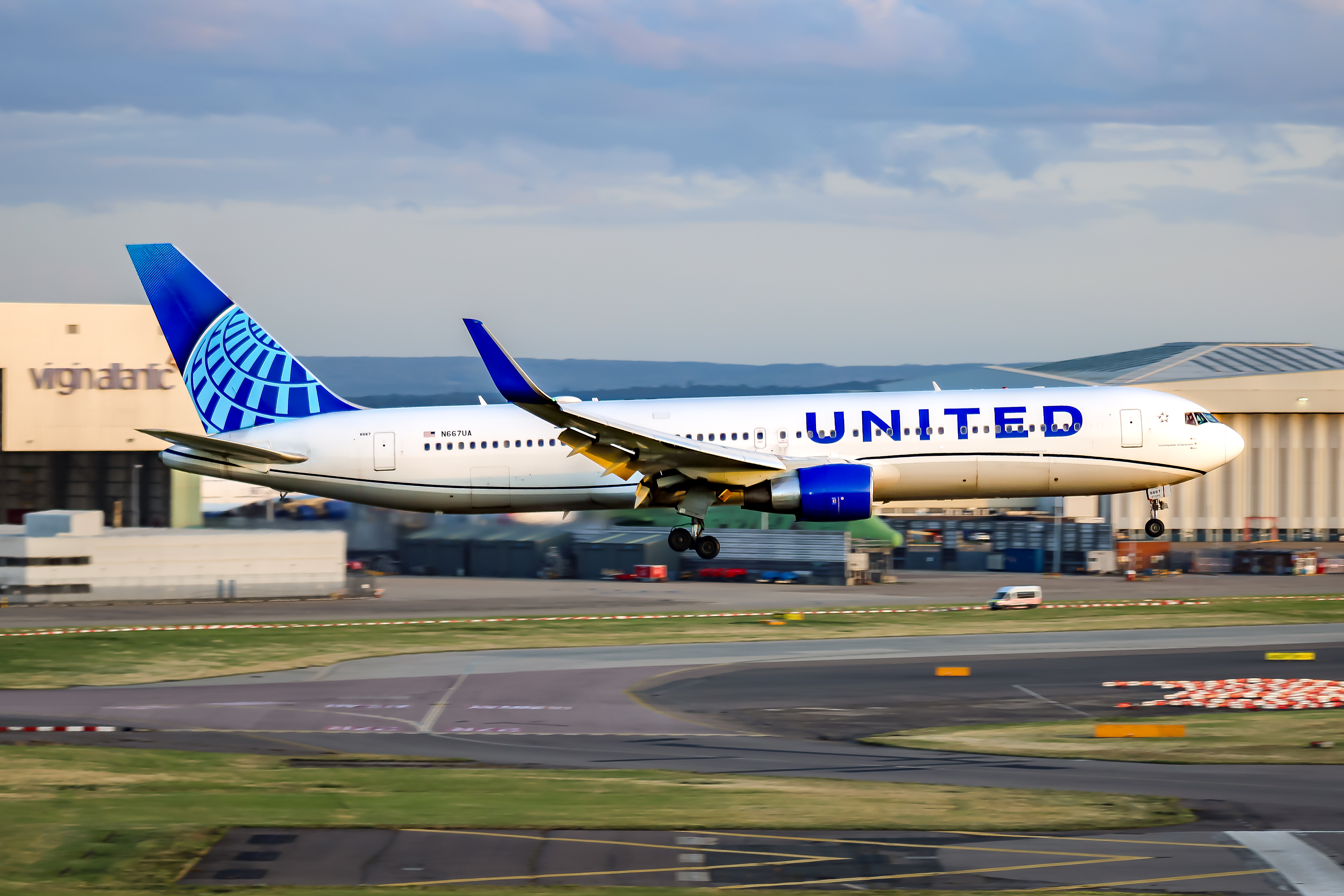 Full size: United Airlines Boeing 767-300ER N667UA at London Heathrow International Airport