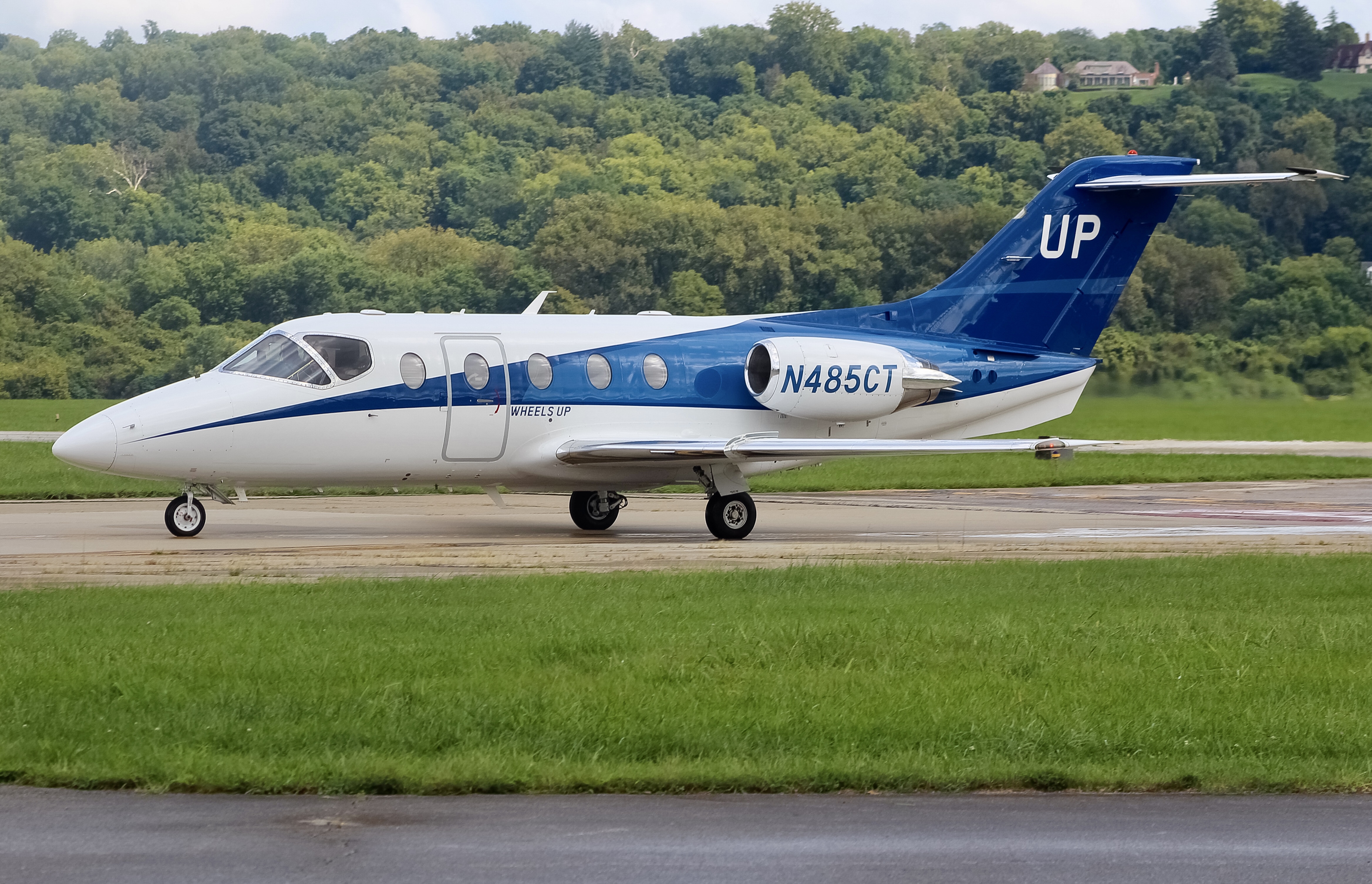Full size: Wheels Up Beechcraft Hawker 400 N485CT at Cincinnati Municipal Airport/Lunken Field