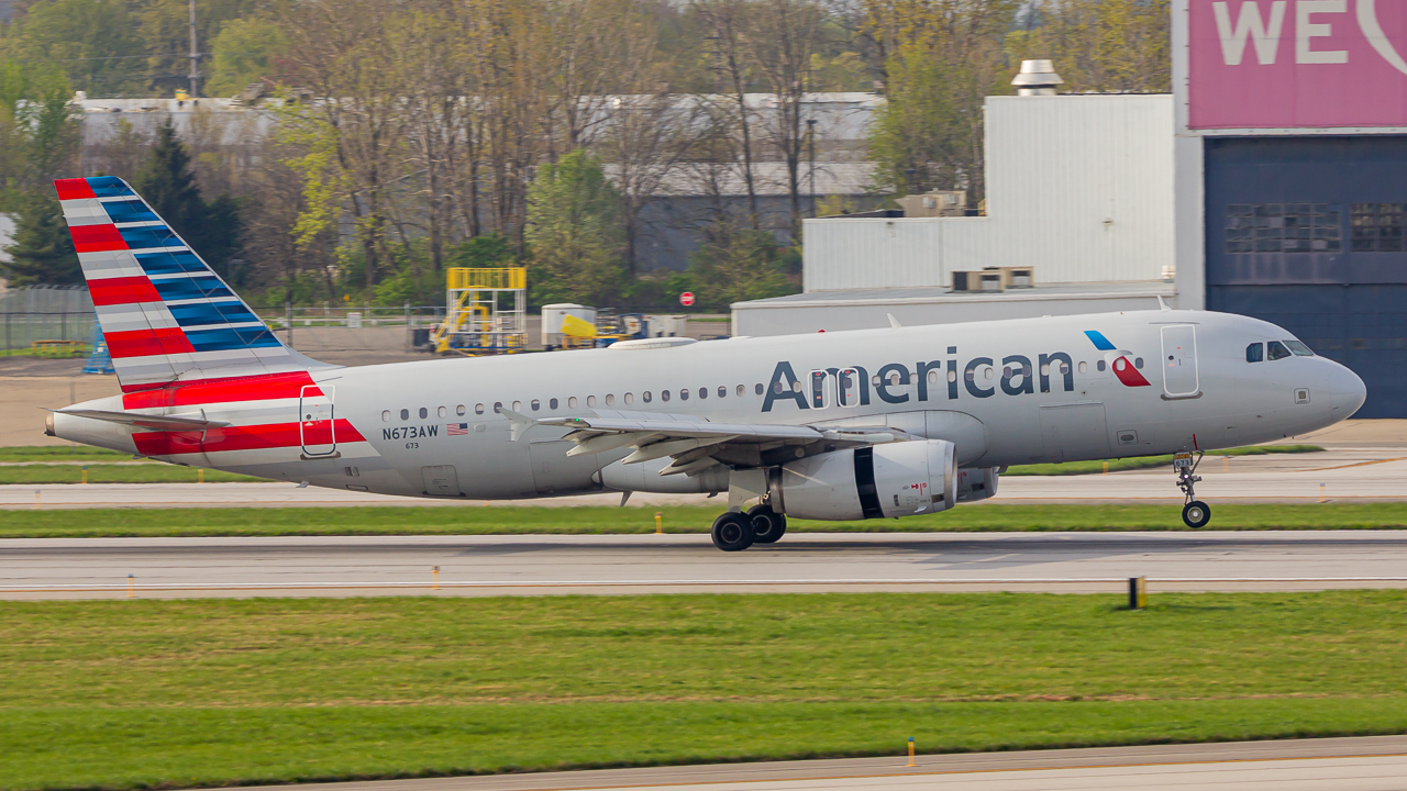 Full size: American Airlines Airbus A320 N673AW at John Glenn Columbus International Airport