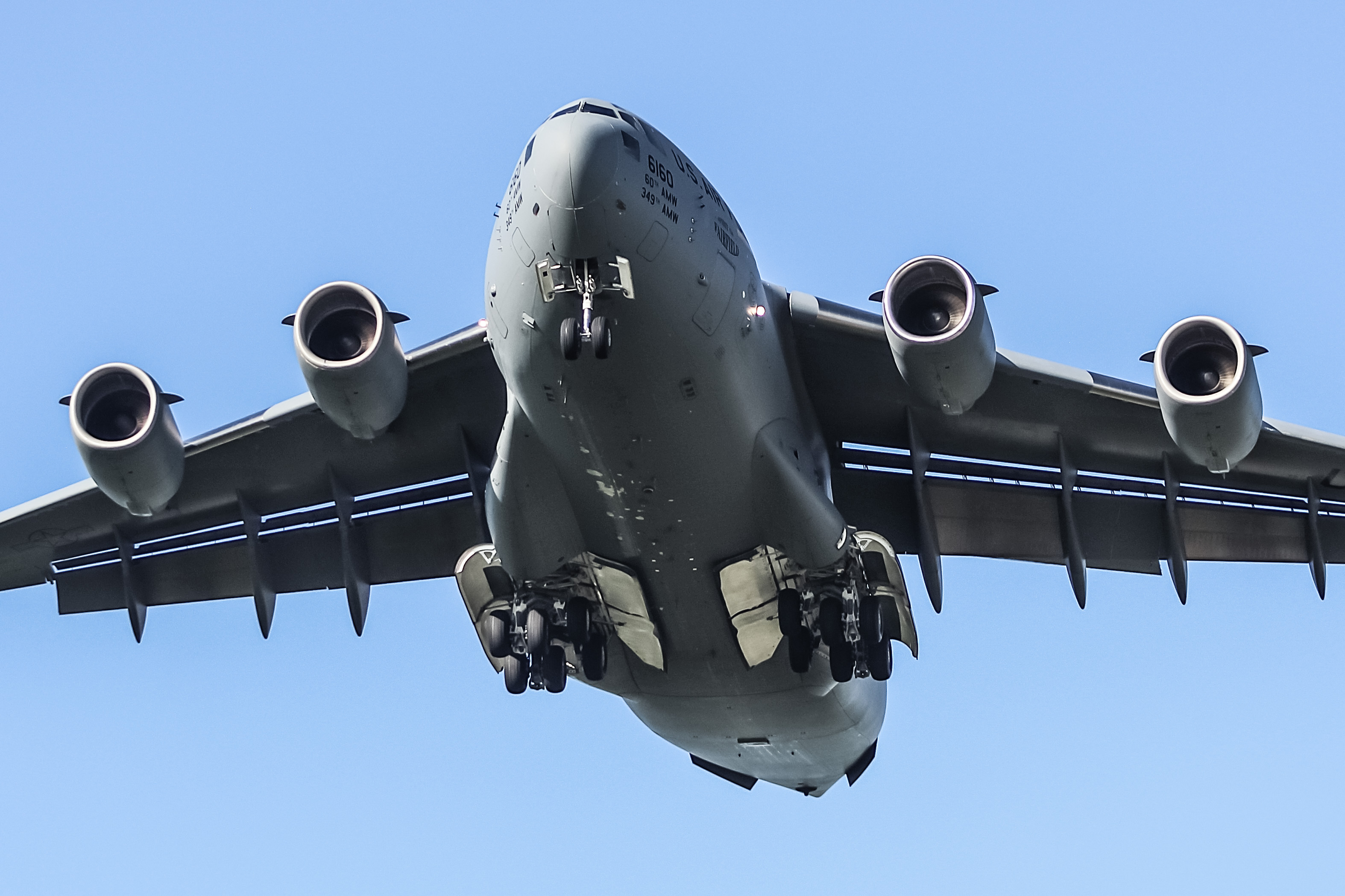 Full size: USAF - United States Air Force Boeing C-17 Globemaster III 06-6160 at Green Bay-Austin Straubel International Airport