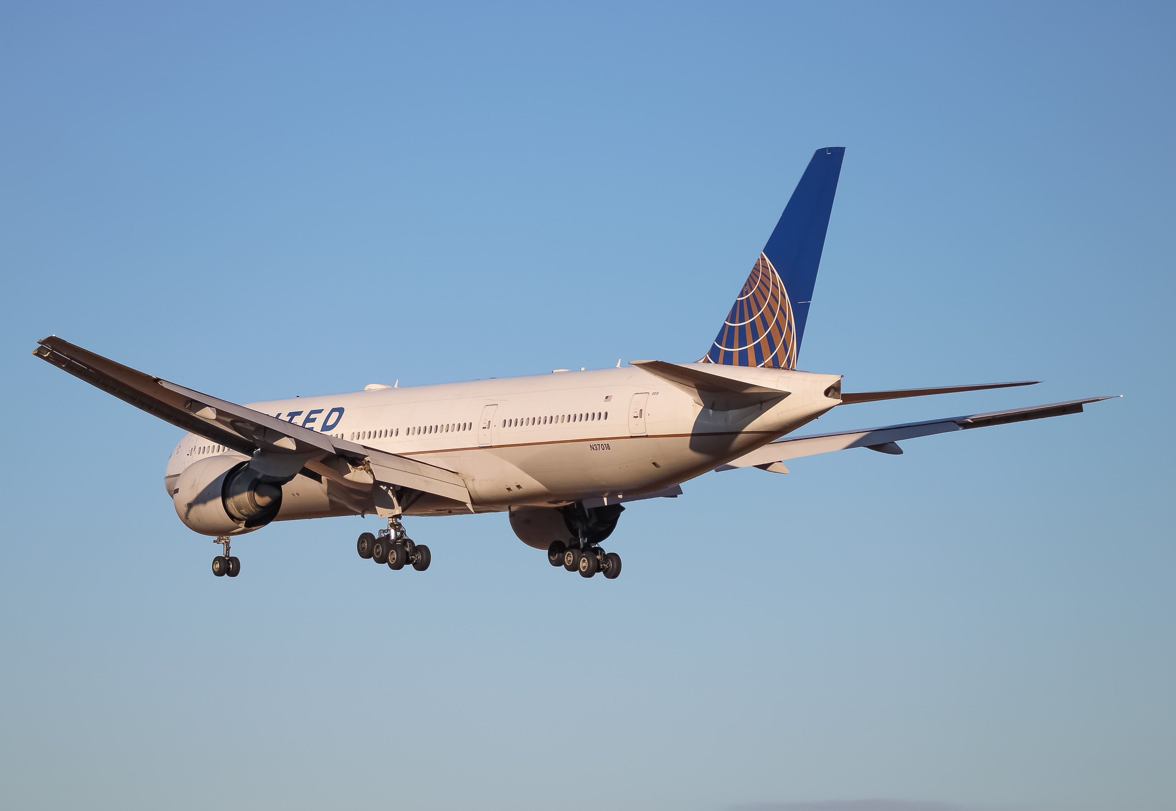 Full size: United Airlines Boeing 777-200ER N37018 at Washington Dulles International Airport
