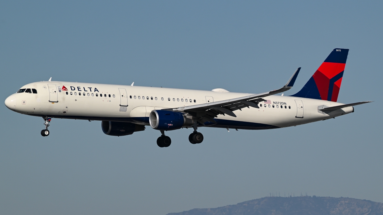 Full size: Delta Airlines Airbus A321-200 N372DN at Los Angeles International Airport