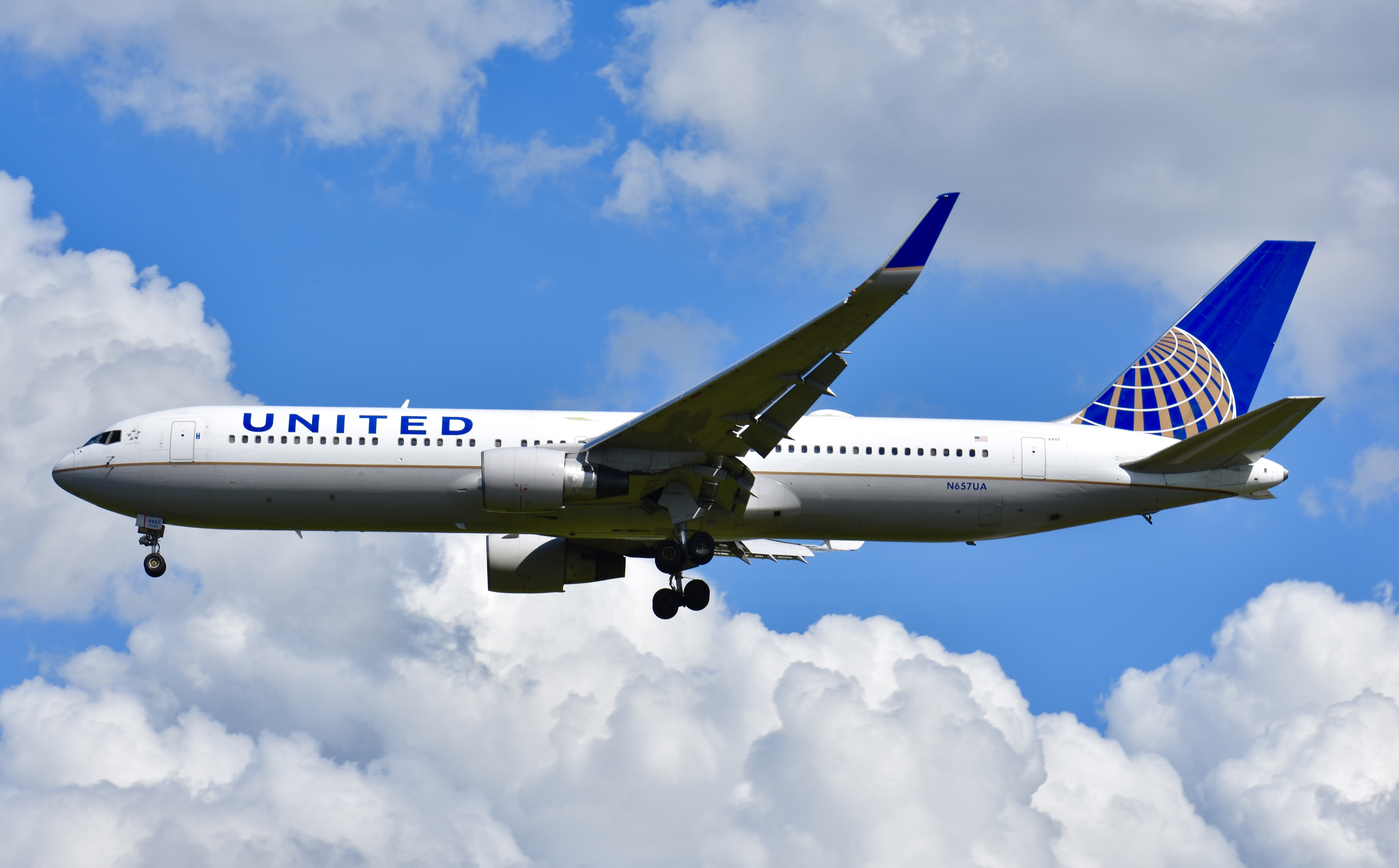 Full size: United Airlines Boeing 767-300ER N657UA at Orlando International Airport