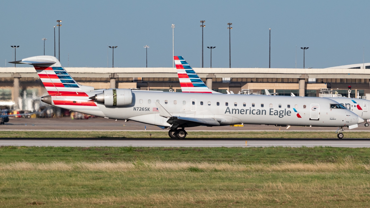 Full size: American Eagle Bombardier CRJ-700 N726SK at Dallas-Fort Worth International Airport