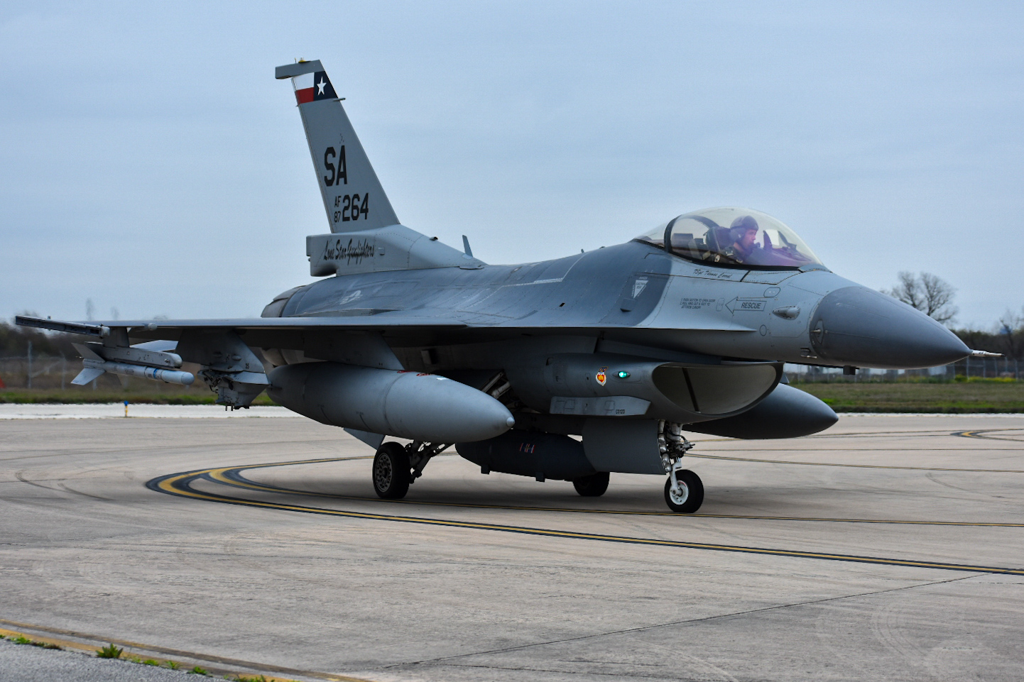 Full size: USAF - United States Air Force General Dynamics F-16C Fighting Falcon 87-0264 at Kelly Field Airport