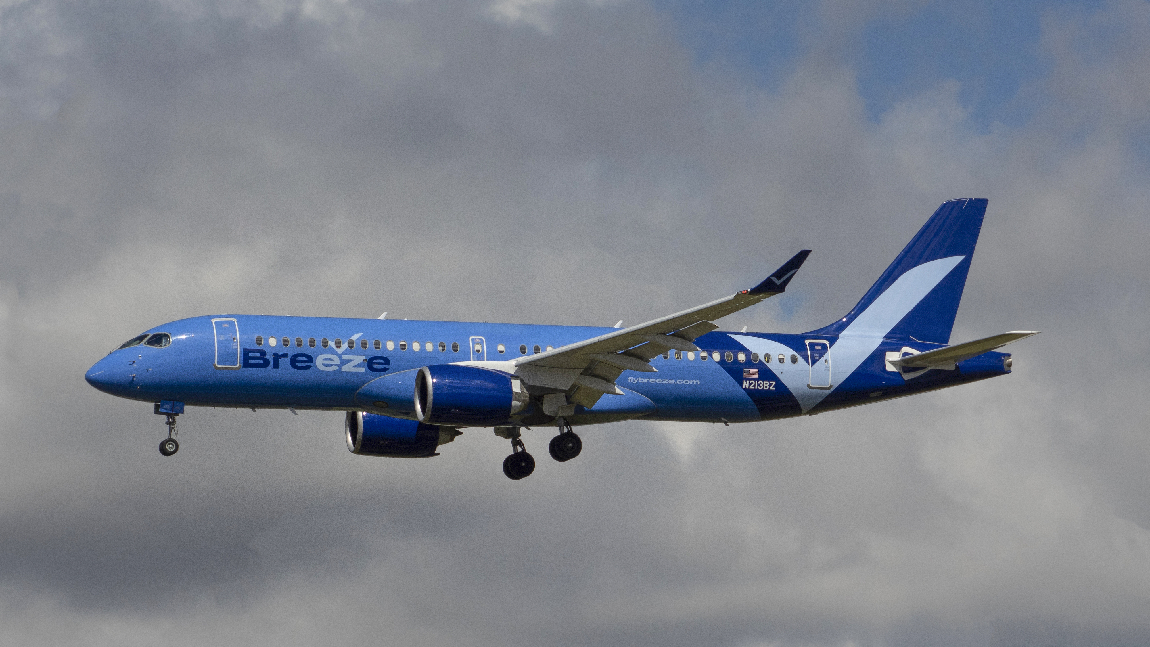 Full size: Breeze Airways Airbus A220-300 N213BZ at Los Angeles International Airport