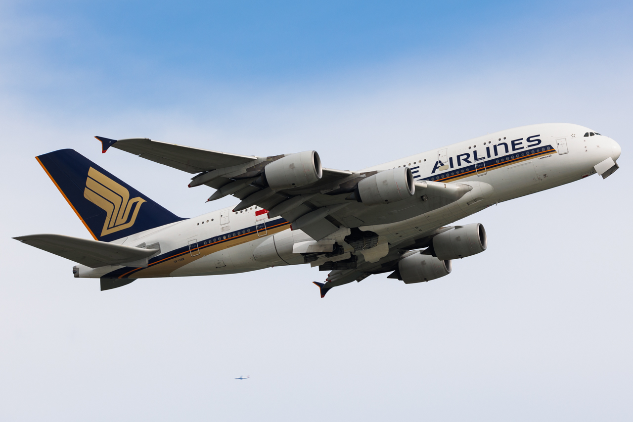 Full size: Singapore Airlines Airbus A380-800 9V-SKM at Hong Kong International Airport