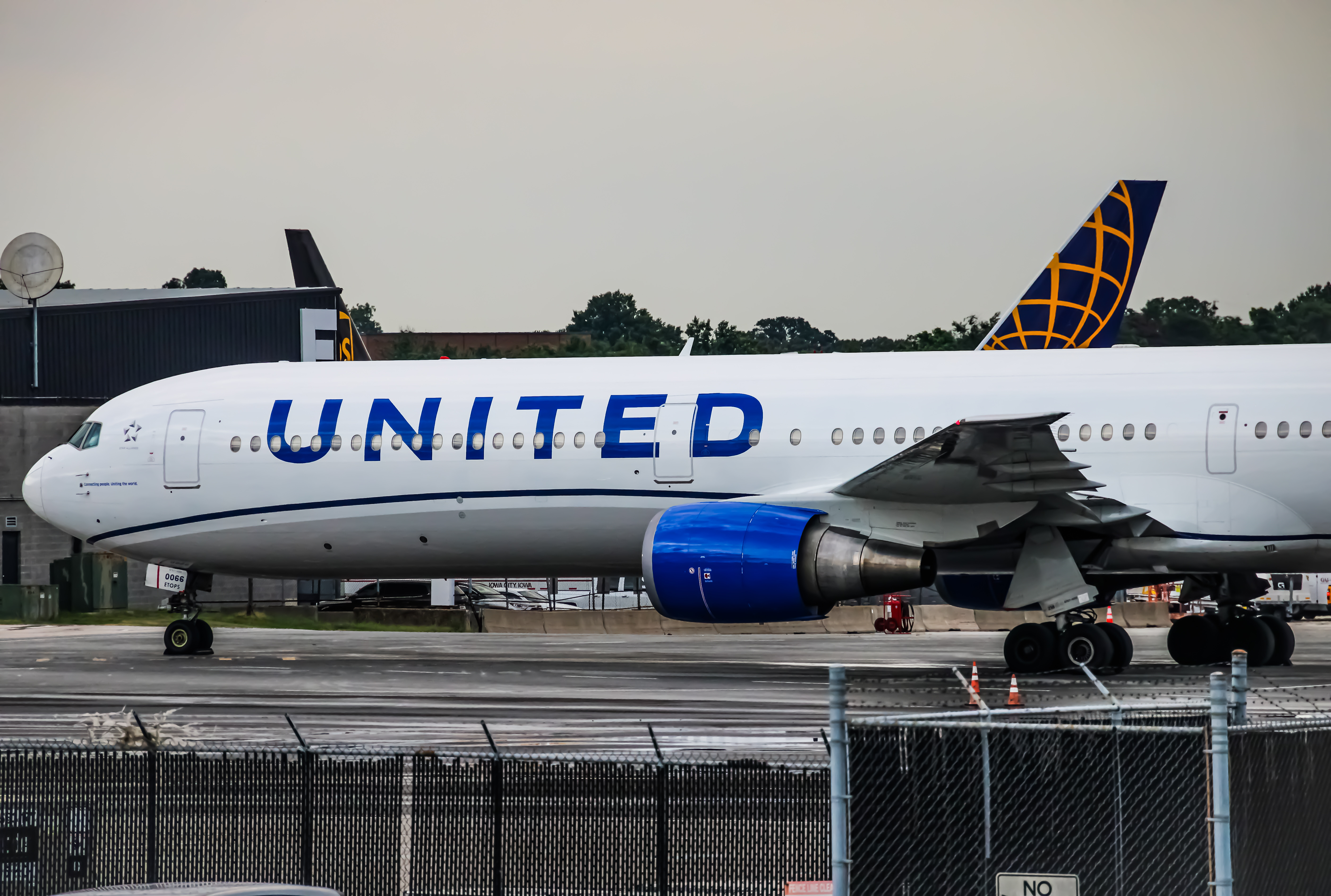 Full size: United Airlines Boeing 767-400ER N77066 at Baltimore/Washington International Thurgood Marshall Airport