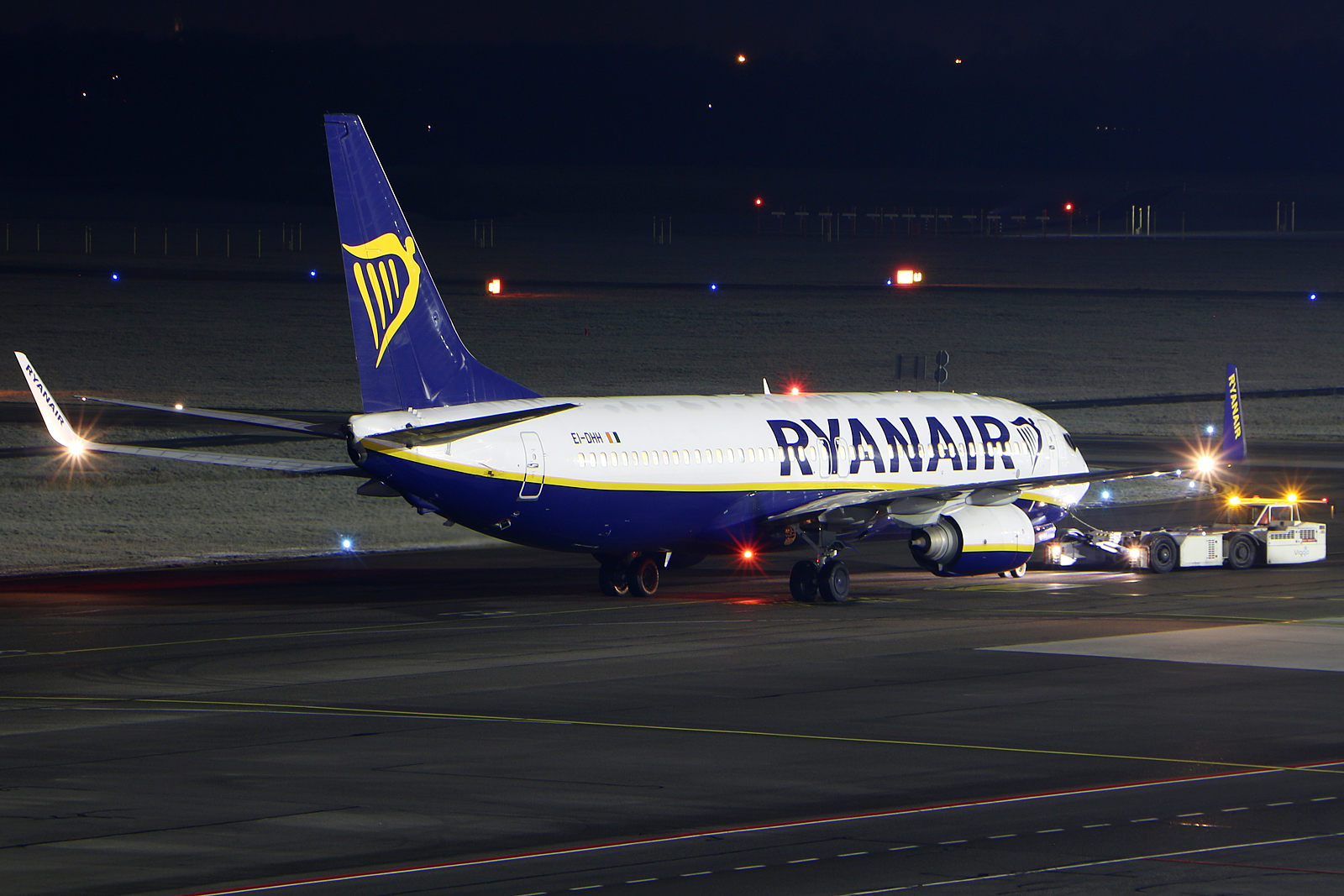 Full size: Ryanair Boeing 737-800 EI-DHH at Eindhoven Airport
