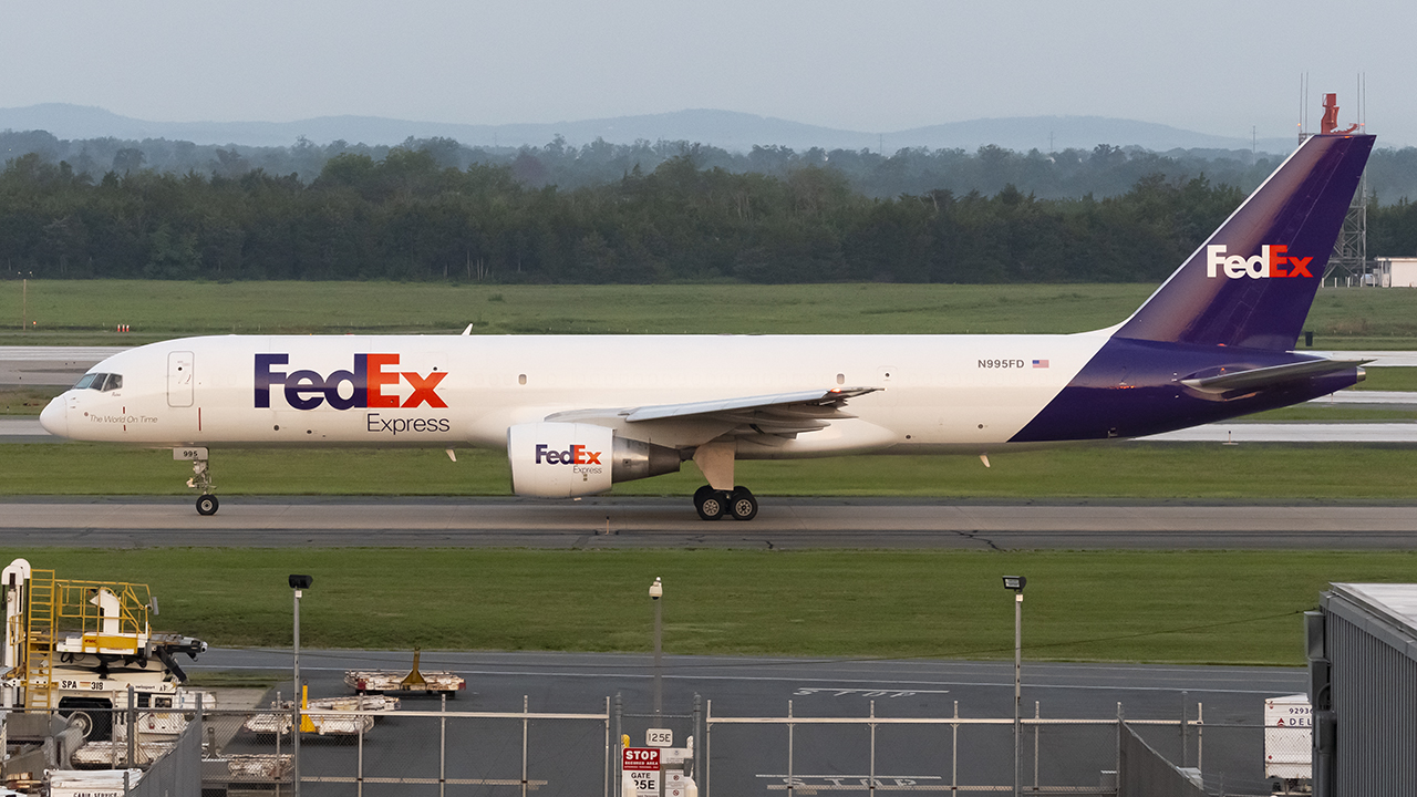 Full size: FedEx Boeing 757-200F N995FD at Washington Dulles International Airport