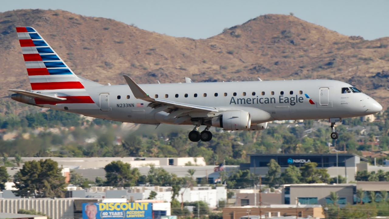 Full size: American Eagle Embraer E175 N233NN at Phoenix Sky Harbor International Airport