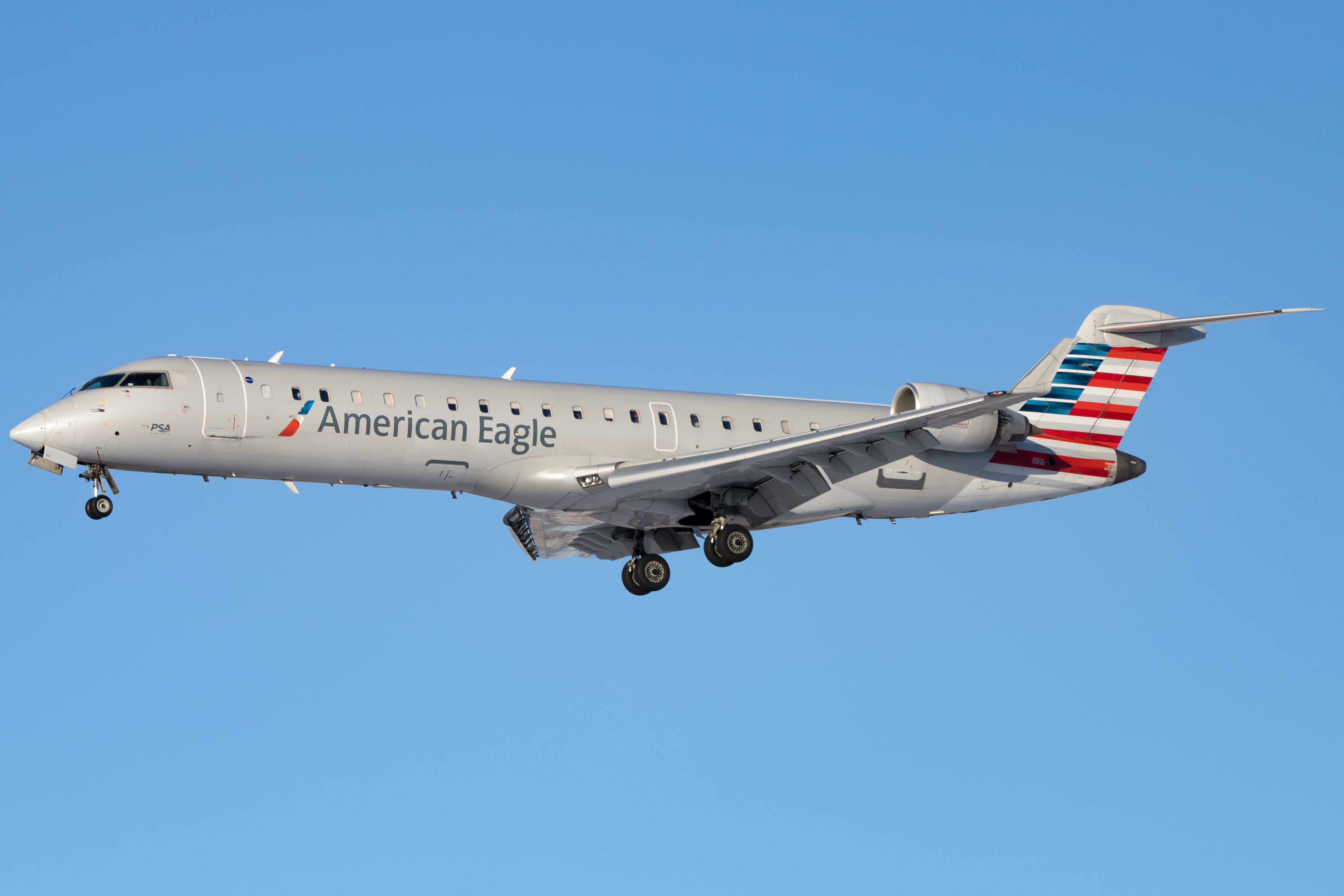 Full size: American Airlines Mitsubishi CRJ-700 N511AE at Cedar Rapids Eastern Iowa Airport