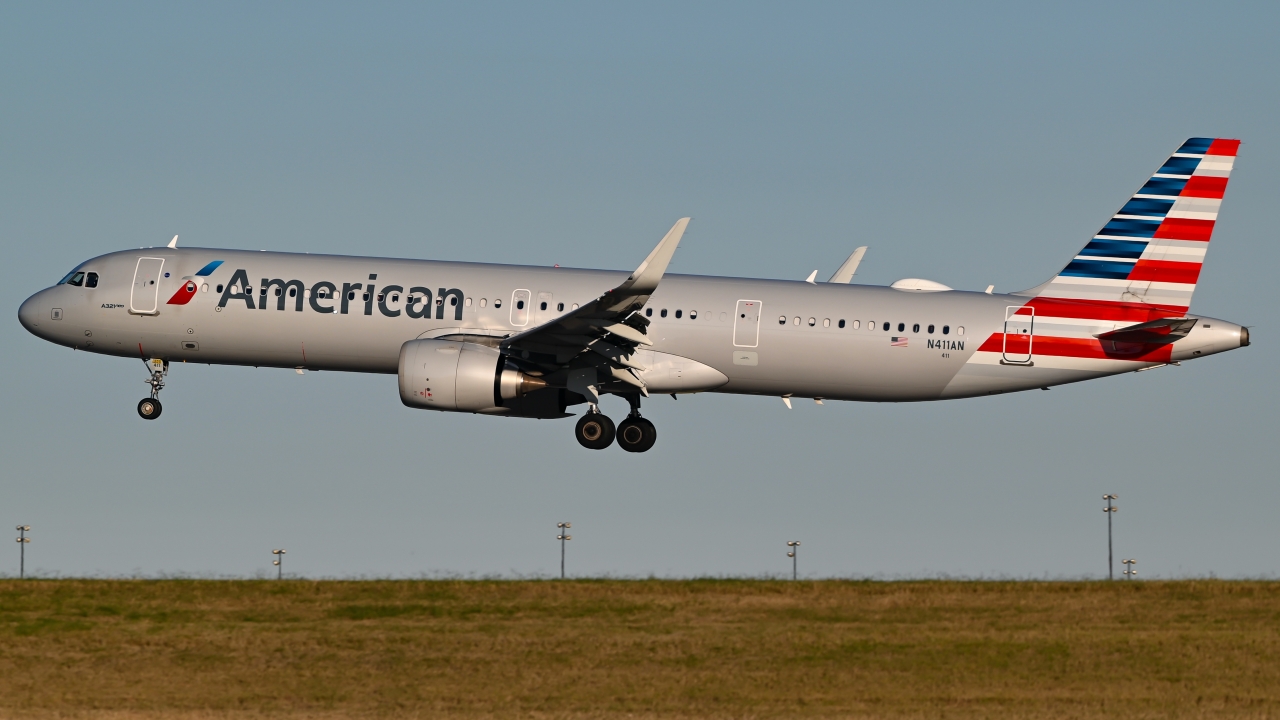 Full size: American Airlines Airbus A321NEO N411AN at Dallas-Fort Worth International Airport