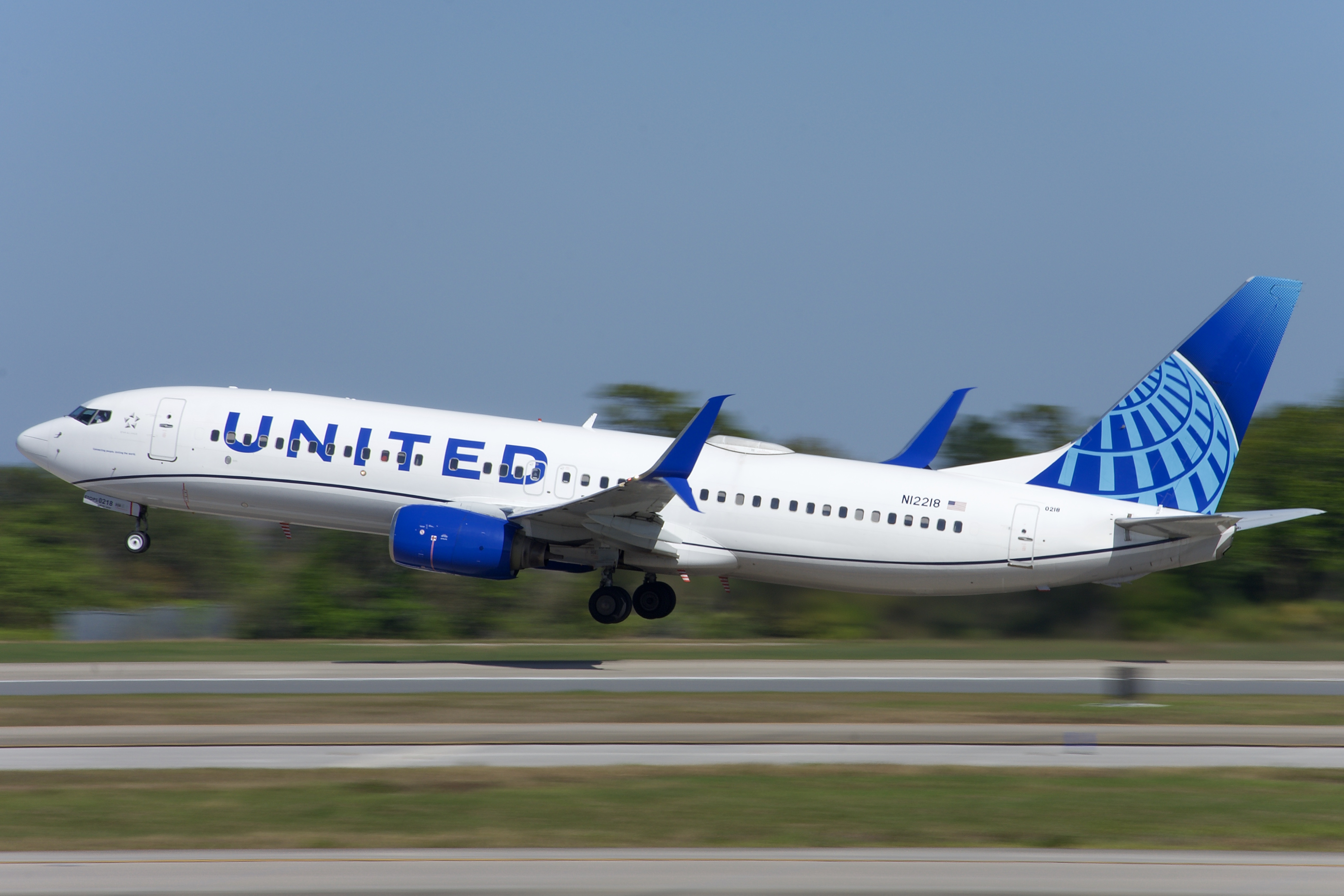 Full size: United Airlines Boeing 737-800 N12218 at Orlando International Airport