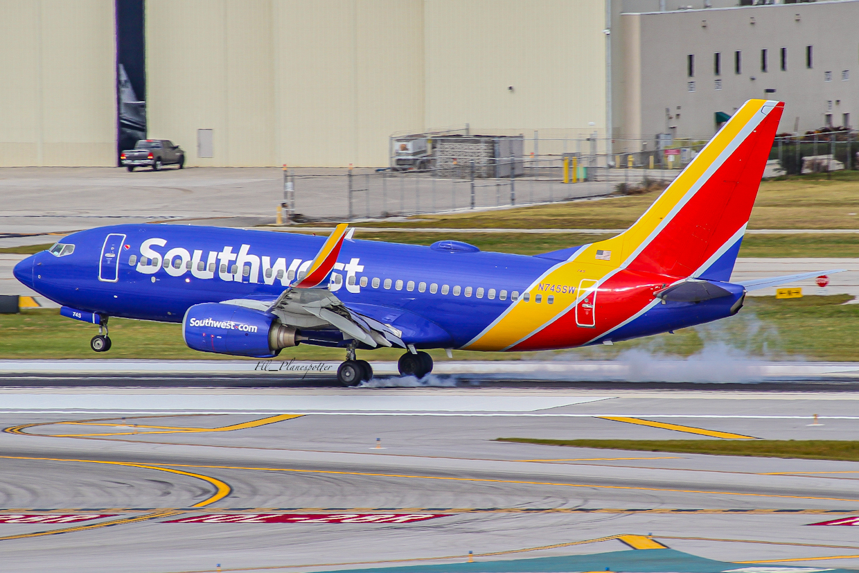 Full size: Southwest Airlines Boeing 737-700 N745SW at Fort Lauderdale/Hollywood International Airport