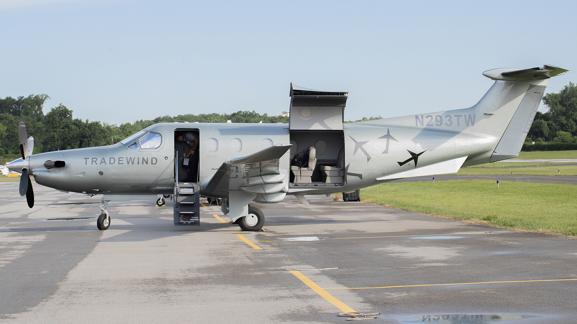 Full size: Tradewind Aviation Pilatus PC-12 N293TW at College Park Airport