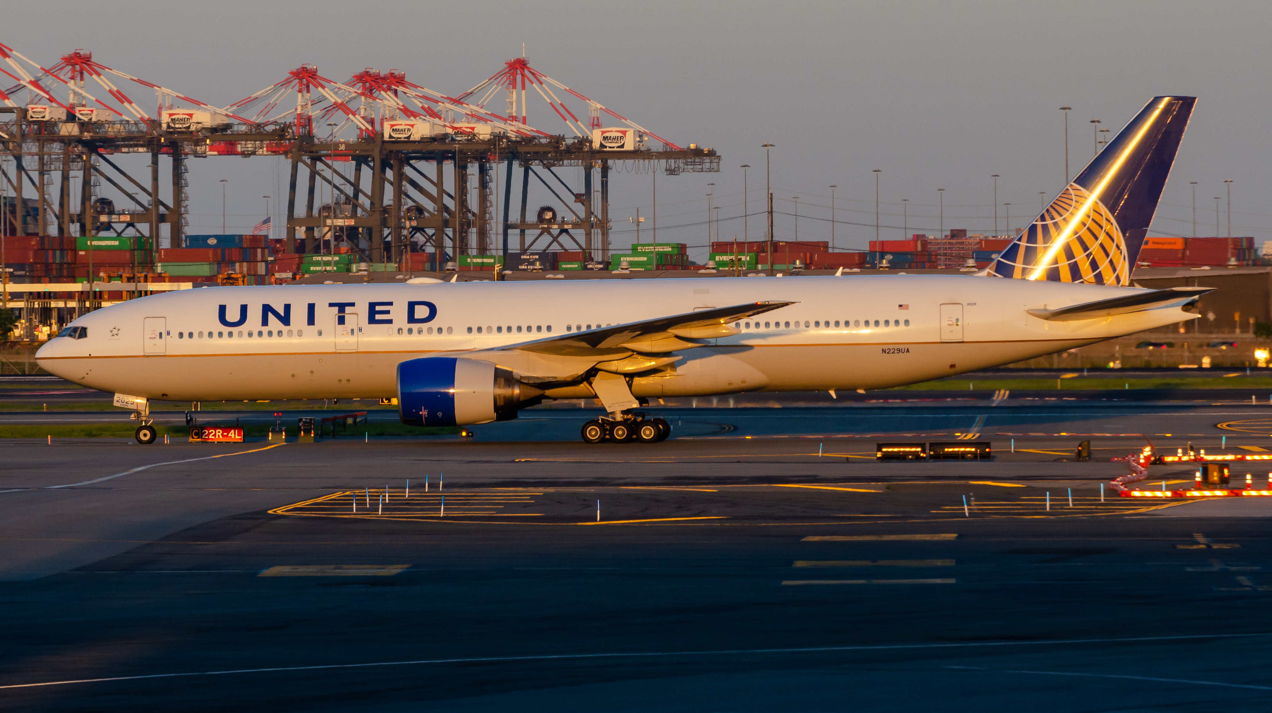 Full size: United Airlines Boeing 777-200 N229UA at Newark Liberty International Airport
