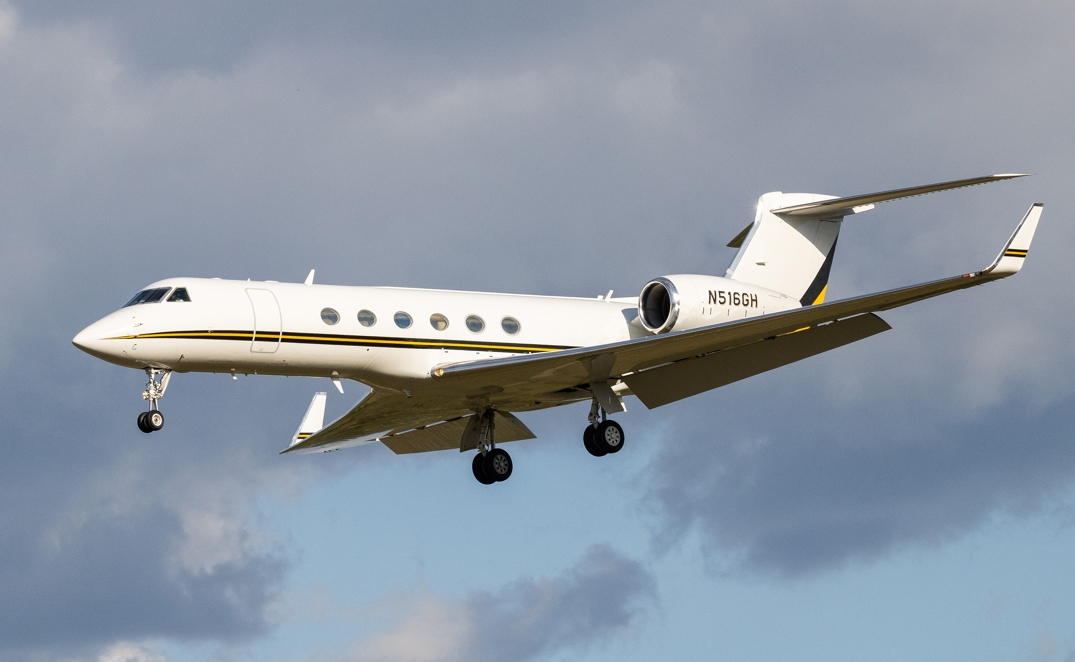Full size: PRIVATE Gulfstream V N516GH at Baltimore/Washington International Thurgood Marshall Airport