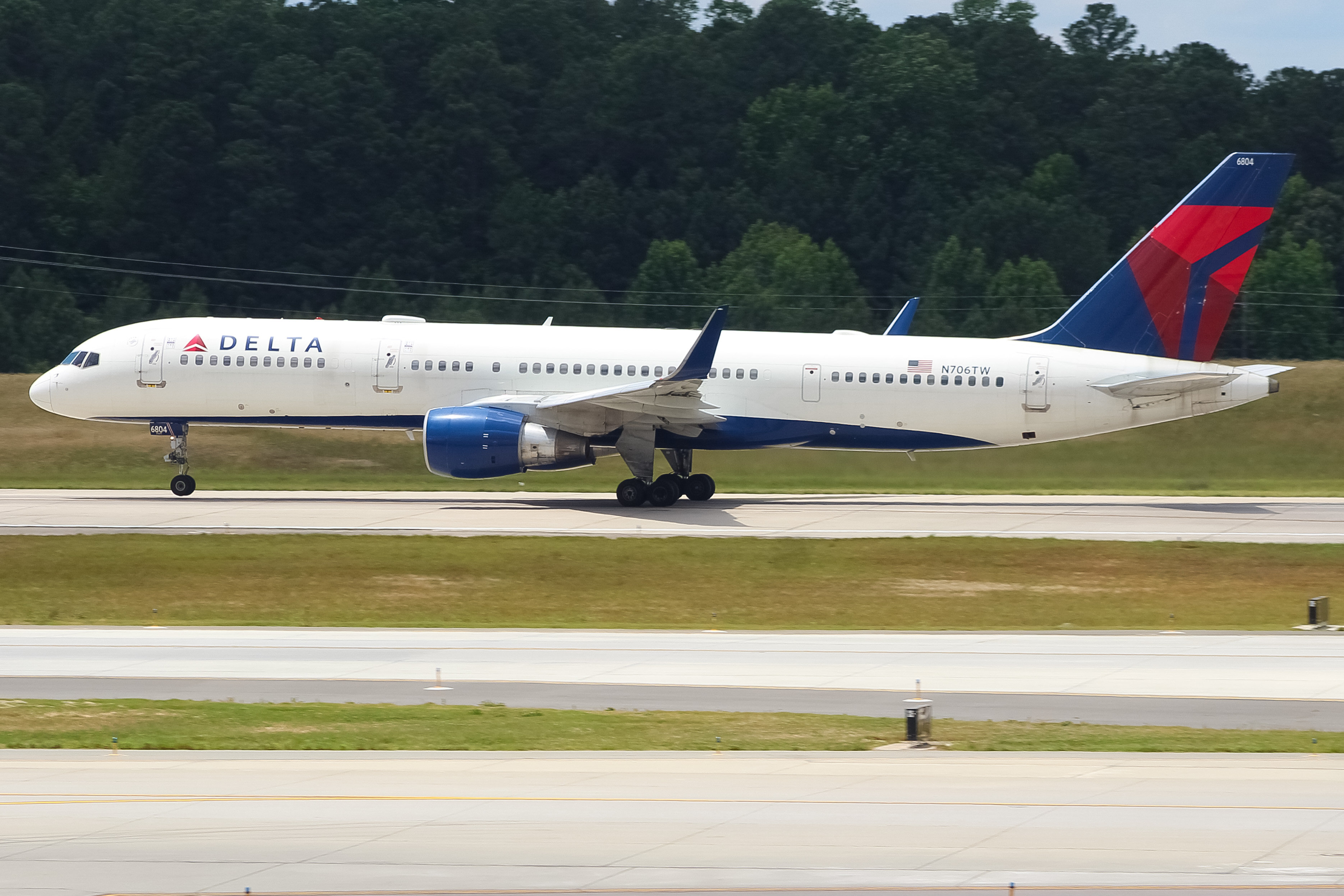 Full size: Delta Airlines Boeing 757-200 N706TW at Raleigh-Durham International Airport