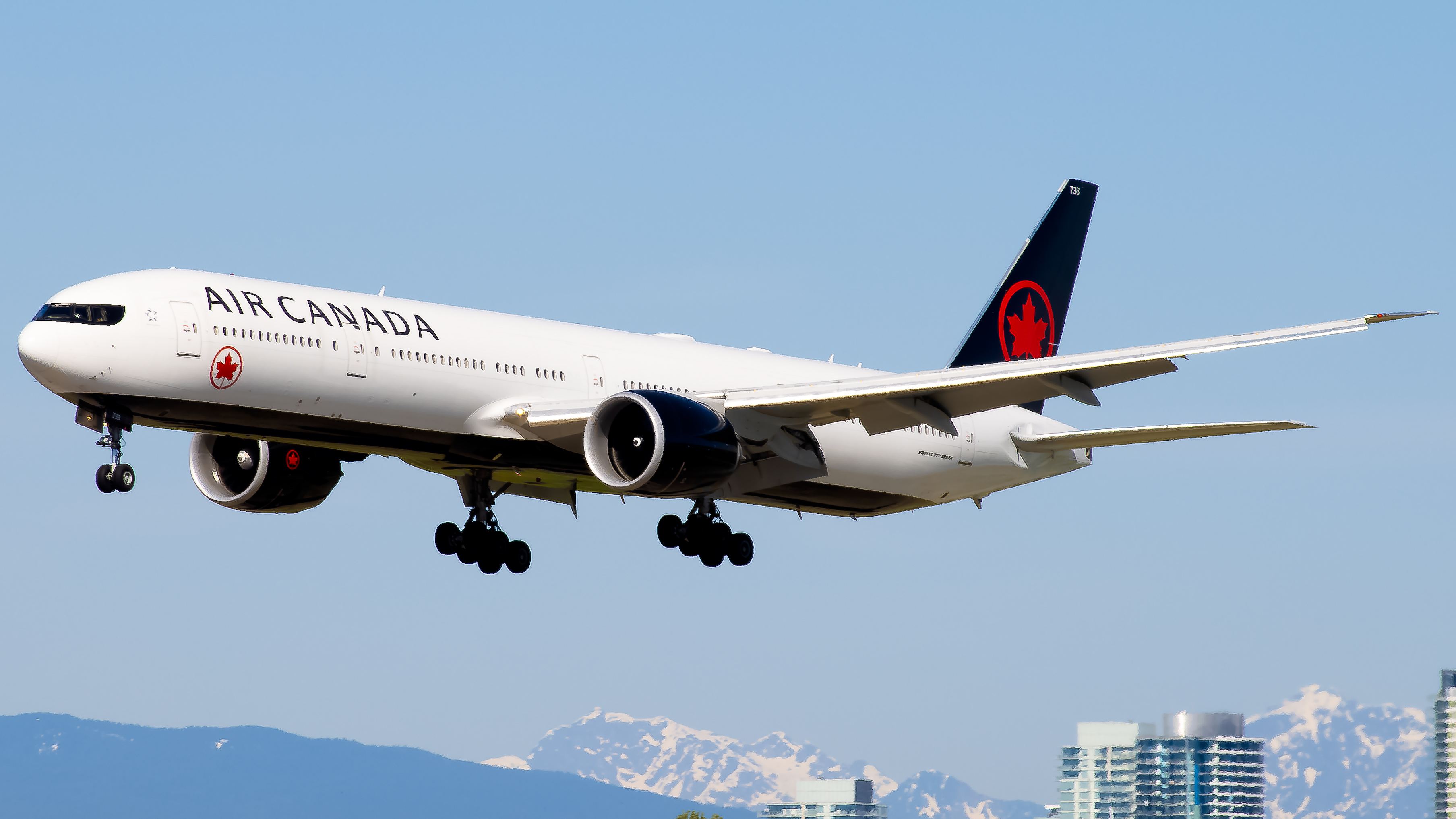 Full size: Air Canada Boeing 777-300ER C-FITW at Vancouver International Airport